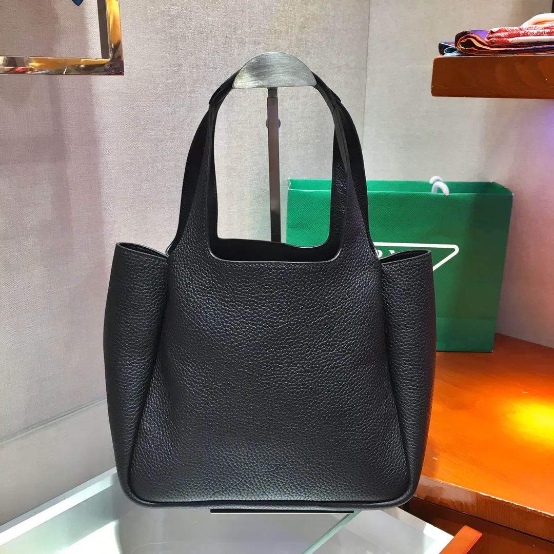 💰1700, vegetable basket🎉🎉 ✨New bucket bag✨1BG335😘The latest vegetable basket😘😘 The vegetable basket tote underarm bag is made of soft and delicate calfskin, with imported sheepskin interior and top-grade white lace hardware. The overall feel is very soft/lightweight😘😘It has many compartments and can be carried or used as an under-the-bag bag. It can be matched with different clothes. So beautiful😘😘Hurry up and get it🙊 Length 25x height 21.5x bottom 14cm👏👏👏💰💰^_^