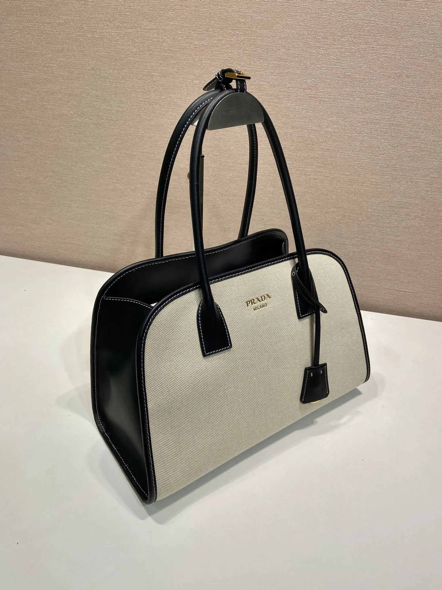 💰1520🎉New Tote Bag🎉1BG572🎉🎉 This bag combines the versatile style and light texture of cowhide and linen blended fabrics, creating an Oversize silhouette and cleverly interpreting duality. Practical functions, exquisite design, and exquisite details highlight the excellent craftsmanship of the P family. The capacity is large and the upper body is very fashionable. Baby, hurry up and get it. Length 35x height 22.5x base 18cm🎉🎉🎉💰💰💰