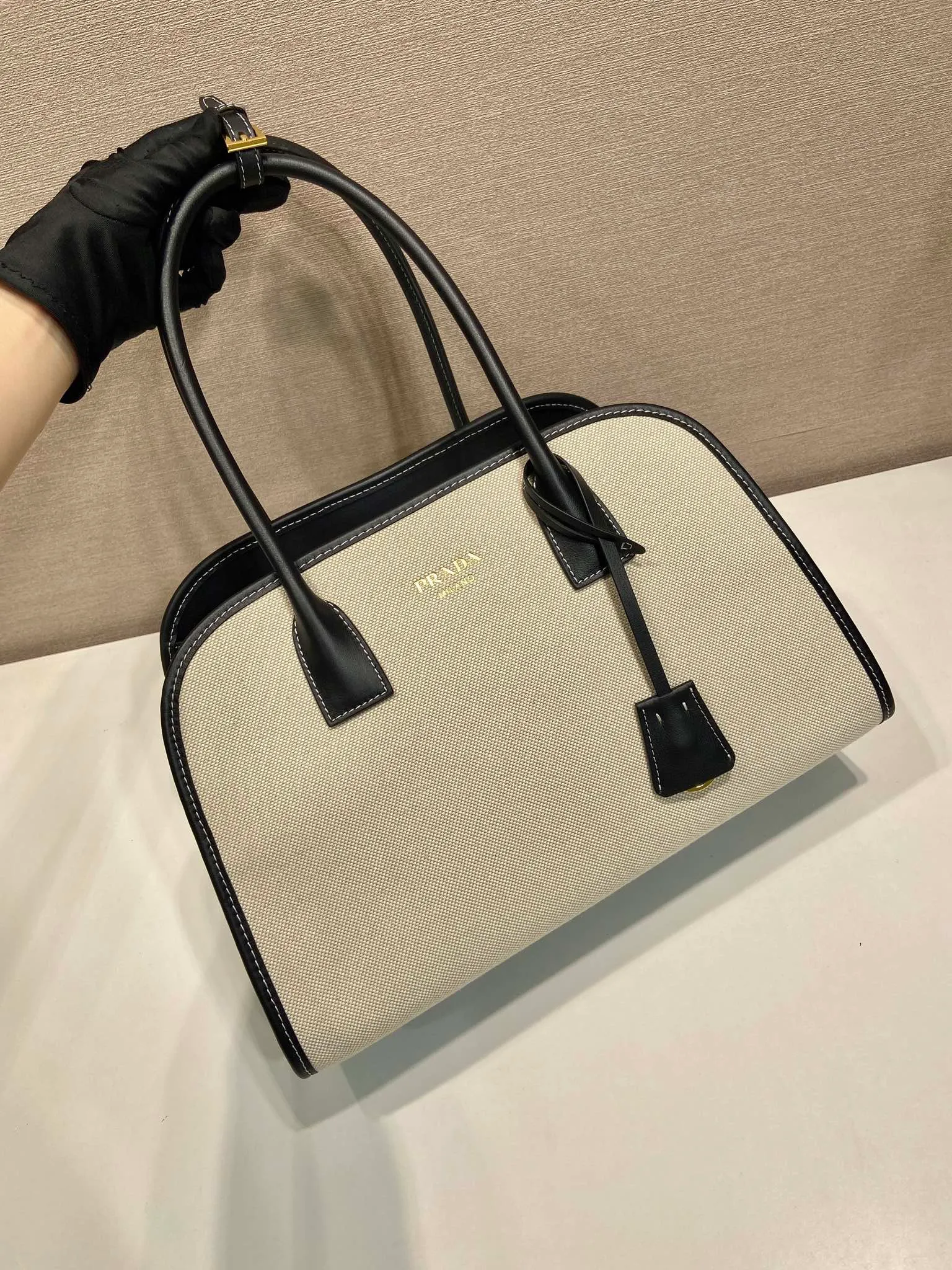 💰1520🎉New Tote Bag🎉1BG572🎉🎉 This bag combines the versatile style and light texture of cowhide and linen blended fabrics, creating an Oversize silhouette and cleverly interpreting duality. Practical functions, exquisite design, and exquisite details highlight the excellent craftsmanship of the P family. The capacity is large and the upper body is very fashionable. Baby, hurry up and get it. Length 35x height 22.5x base 18cm🎉🎉🎉💰💰💰