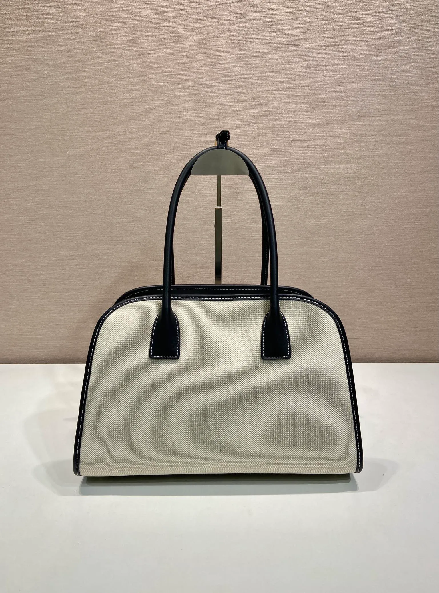 💰1520🎉New Tote Bag🎉1BG572🎉🎉 This bag combines the versatile style and light texture of cowhide and linen blended fabrics, creating an Oversize silhouette and cleverly interpreting duality. Practical functions, exquisite design, and exquisite details highlight the excellent craftsmanship of the P family. The capacity is large and the upper body is very fashionable. Baby, hurry up and get it. Length 35x height 22.5x base 18cm🎉🎉🎉💰💰💰