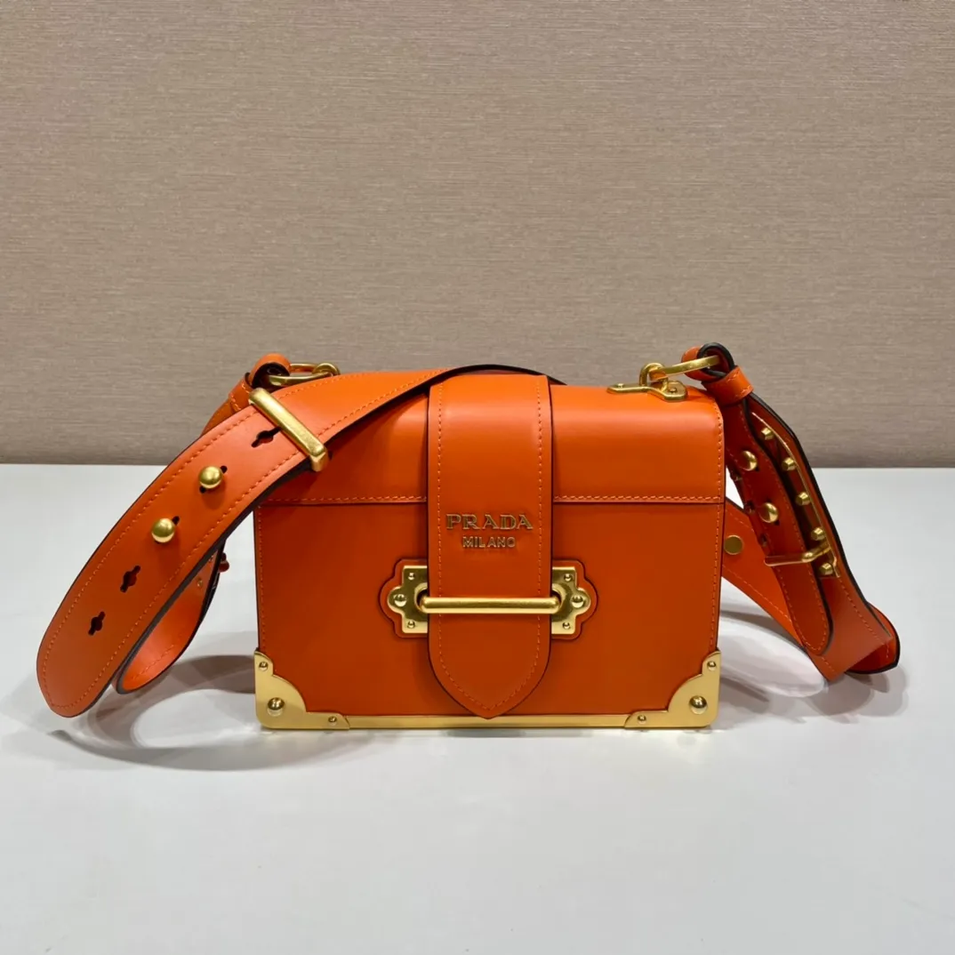 💰1800, P's latest women's bag 1BD045, new color 🎉🎉 arrived, top quality, synchronized with counters, made of imported calfskin➕cross pattern➕sheepskin lining, top hardware. Lots of compartments, fashionable + casual + lightweight, a favorite among ladies, length 19cm and height 14cmX9cm