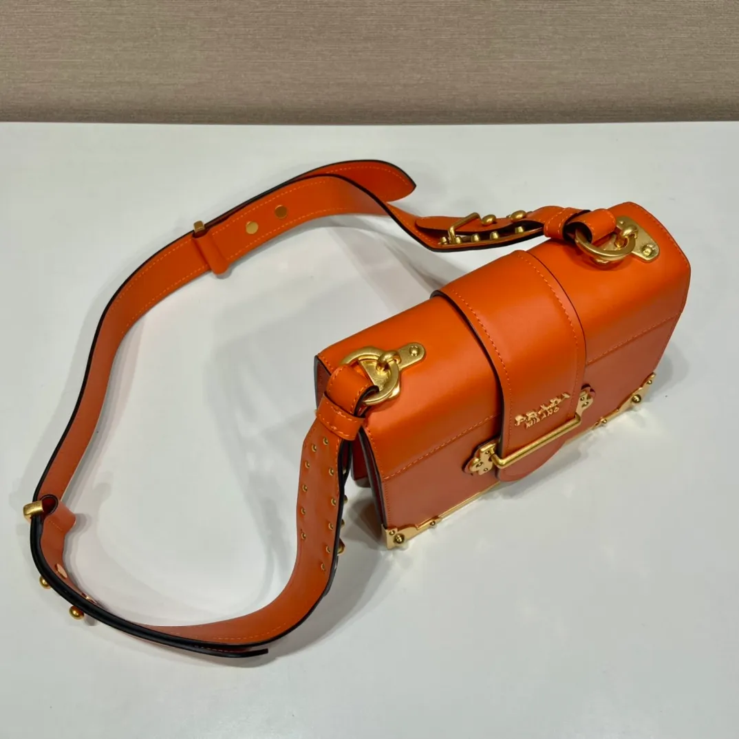 💰1800, P's latest women's bag 1BD045, new color 🎉🎉 arrived, top quality, synchronized with counters, made of imported calfskin➕cross pattern➕sheepskin lining, top hardware. Lots of compartments, fashionable + casual + lightweight, a favorite among ladies, length 19cm and height 14cmX9cm