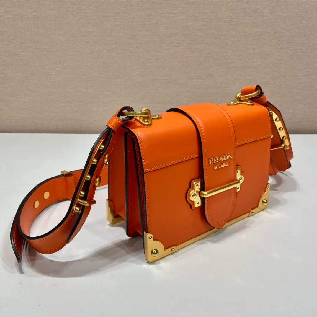 💰1800, P's latest women's bag 1BD045, new color 🎉🎉 arrived, top quality, synchronized with counters, made of imported calfskin➕cross pattern➕sheepskin lining, top hardware. Lots of compartments, fashionable + casual + lightweight, a favorite among ladies, length 19cm and height 14cmX9cm