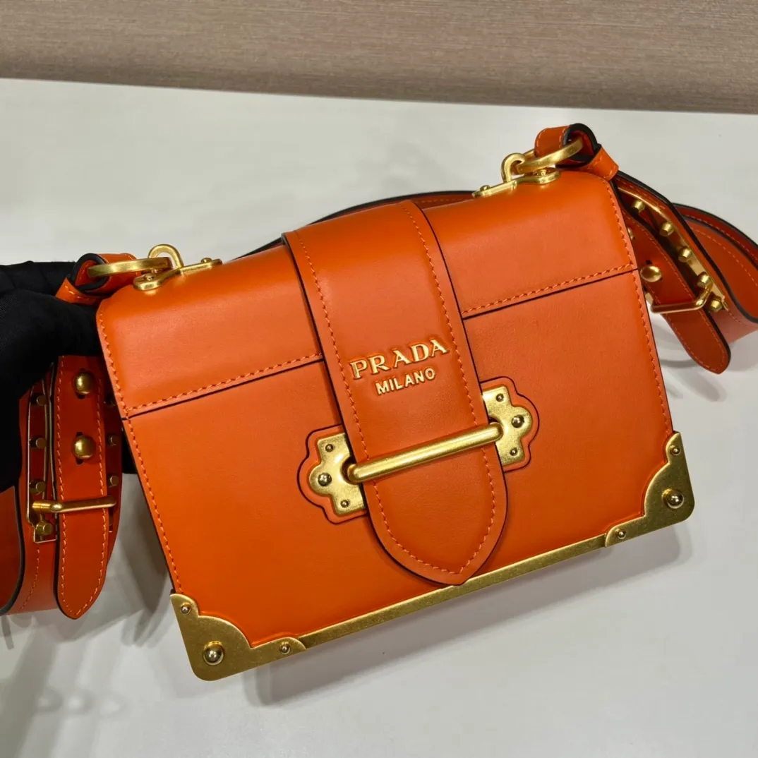 💰1800, P's latest women's bag 1BD045, new color 🎉🎉 arrived, top quality, synchronized with counters, made of imported calfskin➕cross pattern➕sheepskin lining, top hardware. Lots of compartments, fashionable + casual + lightweight, a favorite among ladies, length 19cm and height 14cmX9cm