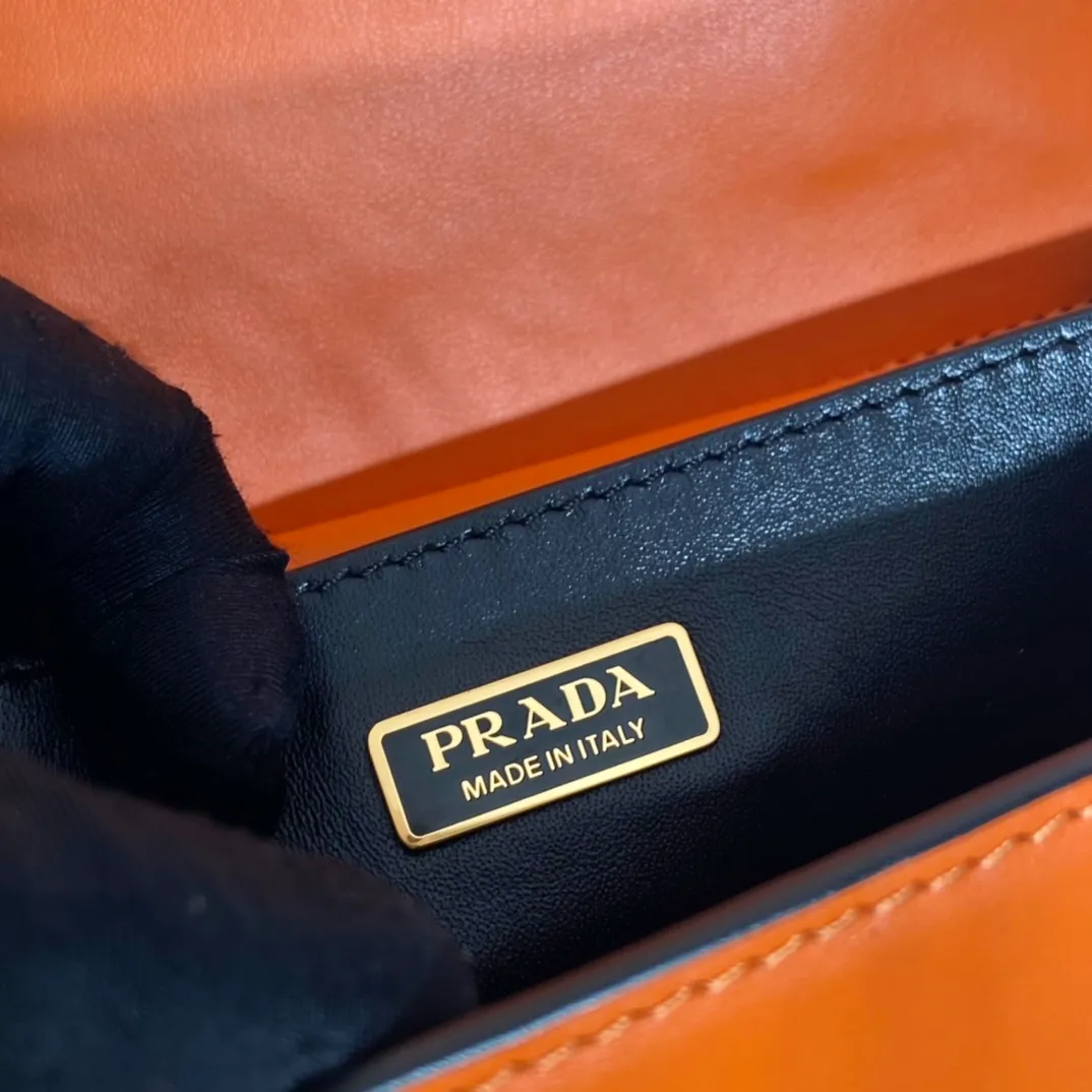 💰1800, P's latest women's bag 1BD045, new color 🎉🎉 arrived, top quality, synchronized with counters, made of imported calfskin➕cross pattern➕sheepskin lining, top hardware. Lots of compartments, fashionable + casual + lightweight, a favorite among ladies, length 19cm and height 14cmX9cm