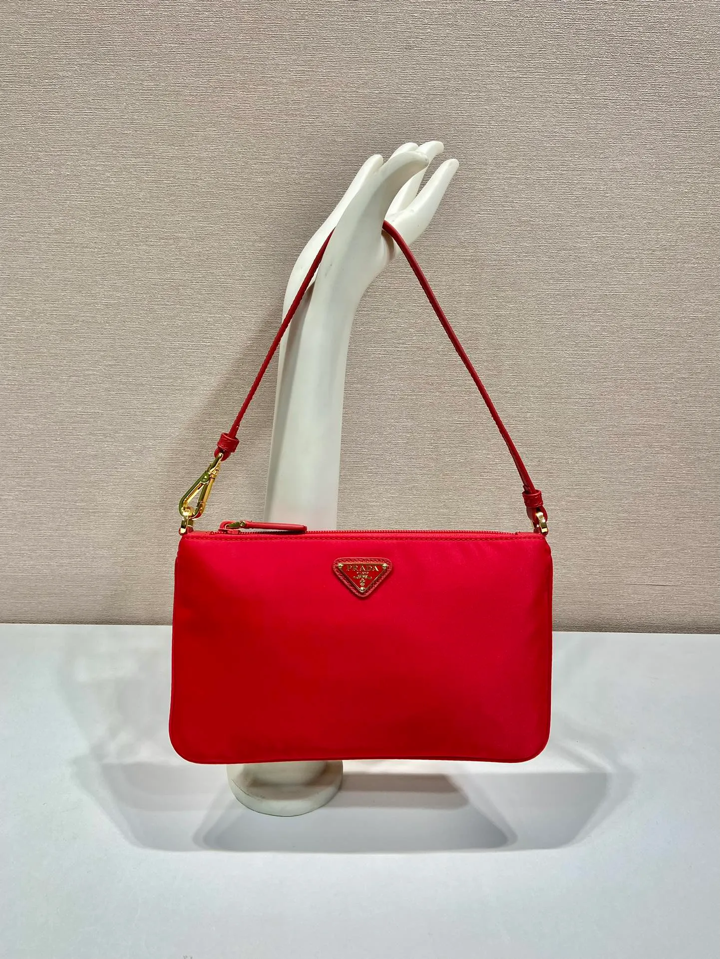 💰560🎉New armpit bag🎉1NI545/K gold new product🎉🎉 This armpit bag is made of imported nylon fabric, with imported cross pattern on the handle and metal triangle logo. It has a large space, is lightweight and practical, and the upper body effect is very beautiful and fashionable. It is also a popular style that will never go out of style. Baby, hurry up and get it! Length 24x Height 14cm🎉🎉🎉💰💰💰