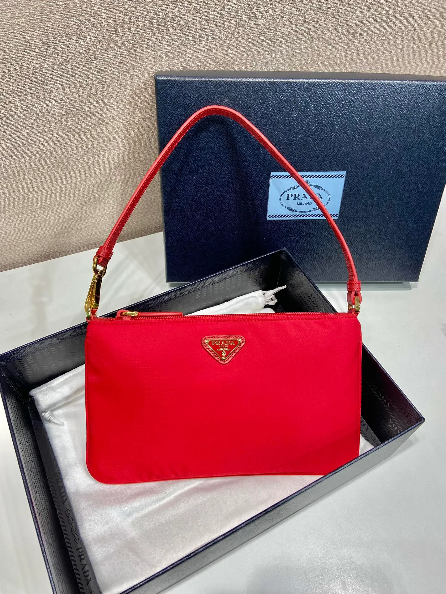 💰560🎉New armpit bag🎉1NI545/K gold new product🎉🎉 This armpit bag is made of imported nylon fabric, with imported cross pattern on the handle and metal triangle logo. It has a large space, is lightweight and practical, and the upper body effect is very beautiful and fashionable. It is also a popular style that will never go out of style. Baby, hurry up and get it! Length 24x Height 14cm🎉🎉🎉💰💰💰