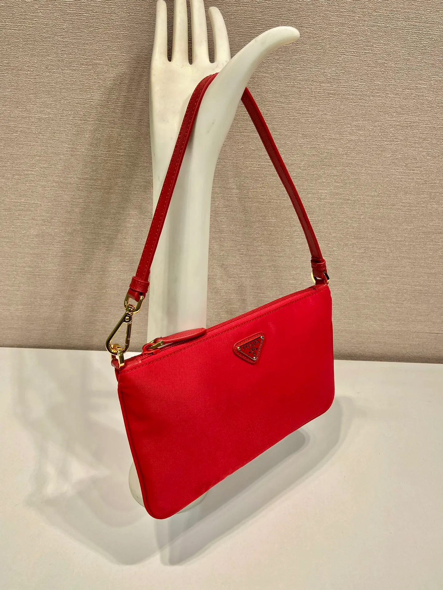💰560🎉New armpit bag🎉1NI545/K gold new product🎉🎉 This armpit bag is made of imported nylon fabric, with imported cross pattern on the handle and metal triangle logo. It has a large space, is lightweight and practical, and the upper body effect is very beautiful and fashionable. It is also a popular style that will never go out of style. Baby, hurry up and get it! Length 24x Height 14cm🎉🎉🎉💰💰💰