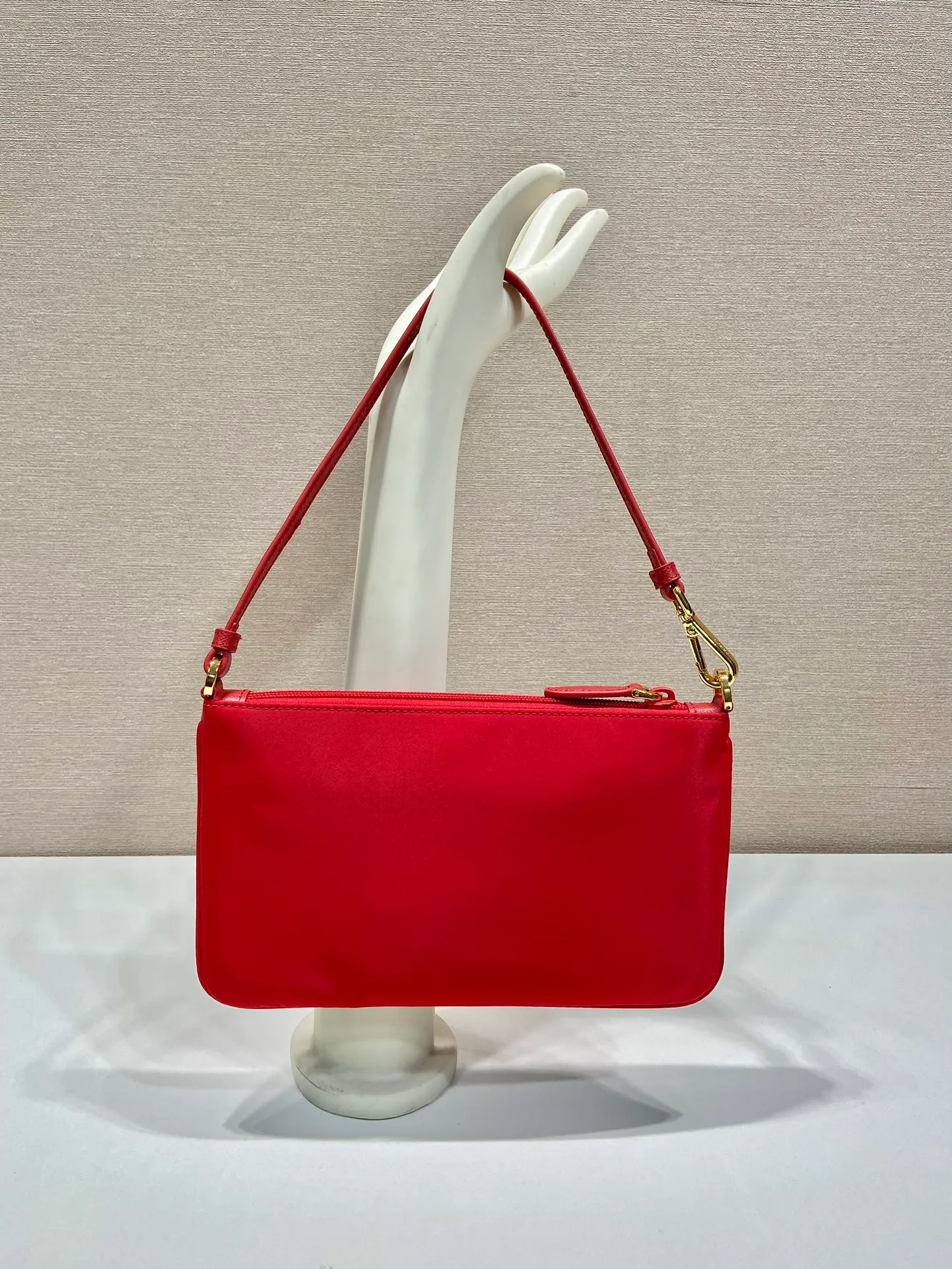 💰560🎉New armpit bag🎉1NI545/K gold new product🎉🎉 This armpit bag is made of imported nylon fabric, with imported cross pattern on the handle and metal triangle logo. It has a large space, is lightweight and practical, and the upper body effect is very beautiful and fashionable. It is also a popular style that will never go out of style. Baby, hurry up and get it! Length 24x Height 14cm🎉🎉🎉💰💰💰