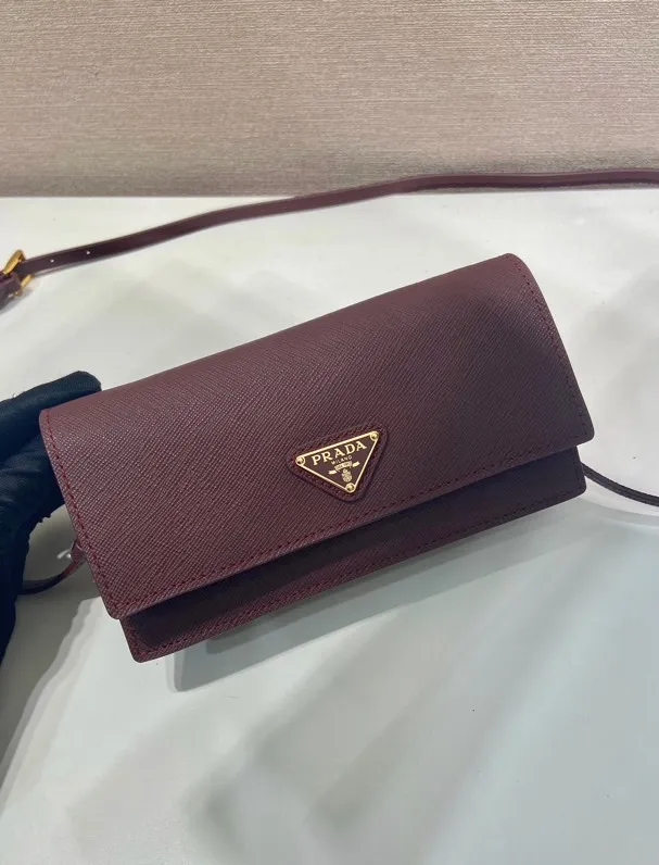 💰780🎉New mini handbag🎉1NF059 mobile phone bag🎉🎉 This mini handbag is made of Saffiano leather material, with simple and elegant geometric shape and charm, and flip-top magnetic buckle design. Detachable and adjustable leather shoulder strap with internal clip. Also doubles as a handbag/wallet. It has strong functionality and is a popular style that will never go out of style. Baby, hurry up and get it🎉🎉 Length 18x Height 9.5x Bottom 3cm🎉🎉🎉💰💰💰