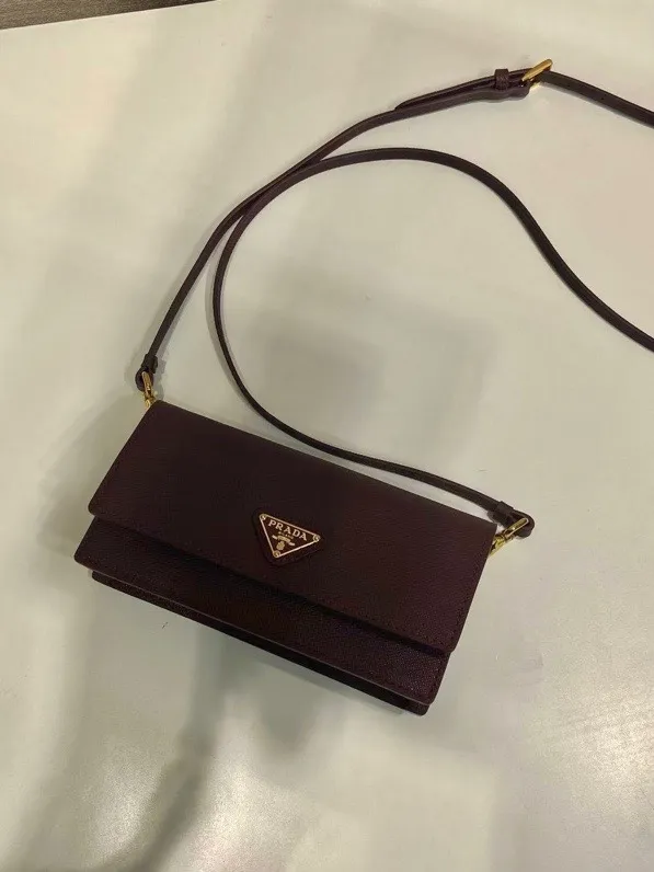 💰780🎉New mini handbag🎉1NF059 mobile phone bag🎉🎉 This mini handbag is made of Saffiano leather material, with simple and elegant geometric shape and charm, and flip-top magnetic buckle design. Detachable and adjustable leather shoulder strap with internal clip. Also doubles as a handbag/wallet. It has strong functionality and is a popular style that will never go out of style. Baby, hurry up and get it🎉🎉 Length 18x Height 9.5x Bottom 3cm🎉🎉🎉💰💰💰