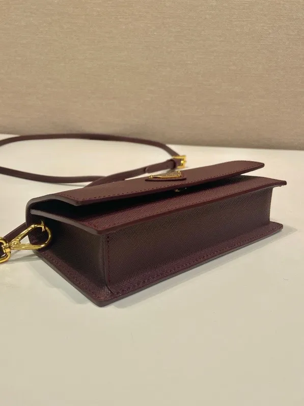 💰780🎉New mini handbag🎉1NF059 mobile phone bag🎉🎉 This mini handbag is made of Saffiano leather material, with simple and elegant geometric shape and charm, and flip-top magnetic buckle design. Detachable and adjustable leather shoulder strap with internal clip. Also doubles as a handbag/wallet. It has strong functionality and is a popular style that will never go out of style. Baby, hurry up and get it🎉🎉 Length 18x Height 9.5x Bottom 3cm🎉🎉🎉💰💰💰
