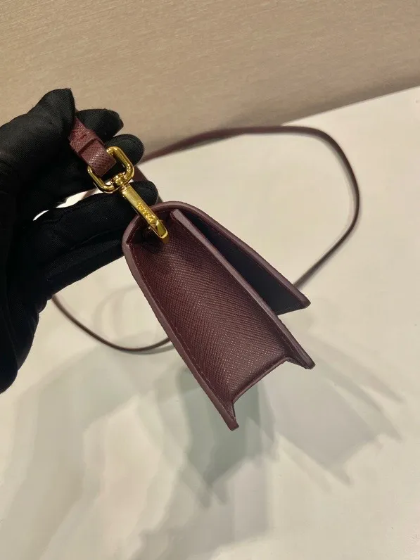 💰780🎉New mini handbag🎉1NF059 mobile phone bag🎉🎉 This mini handbag is made of Saffiano leather material, with simple and elegant geometric shape and charm, and flip-top magnetic buckle design. Detachable and adjustable leather shoulder strap with internal clip. Also doubles as a handbag/wallet. It has strong functionality and is a popular style that will never go out of style. Baby, hurry up and get it🎉🎉 Length 18x Height 9.5x Bottom 3cm🎉🎉🎉💰💰💰