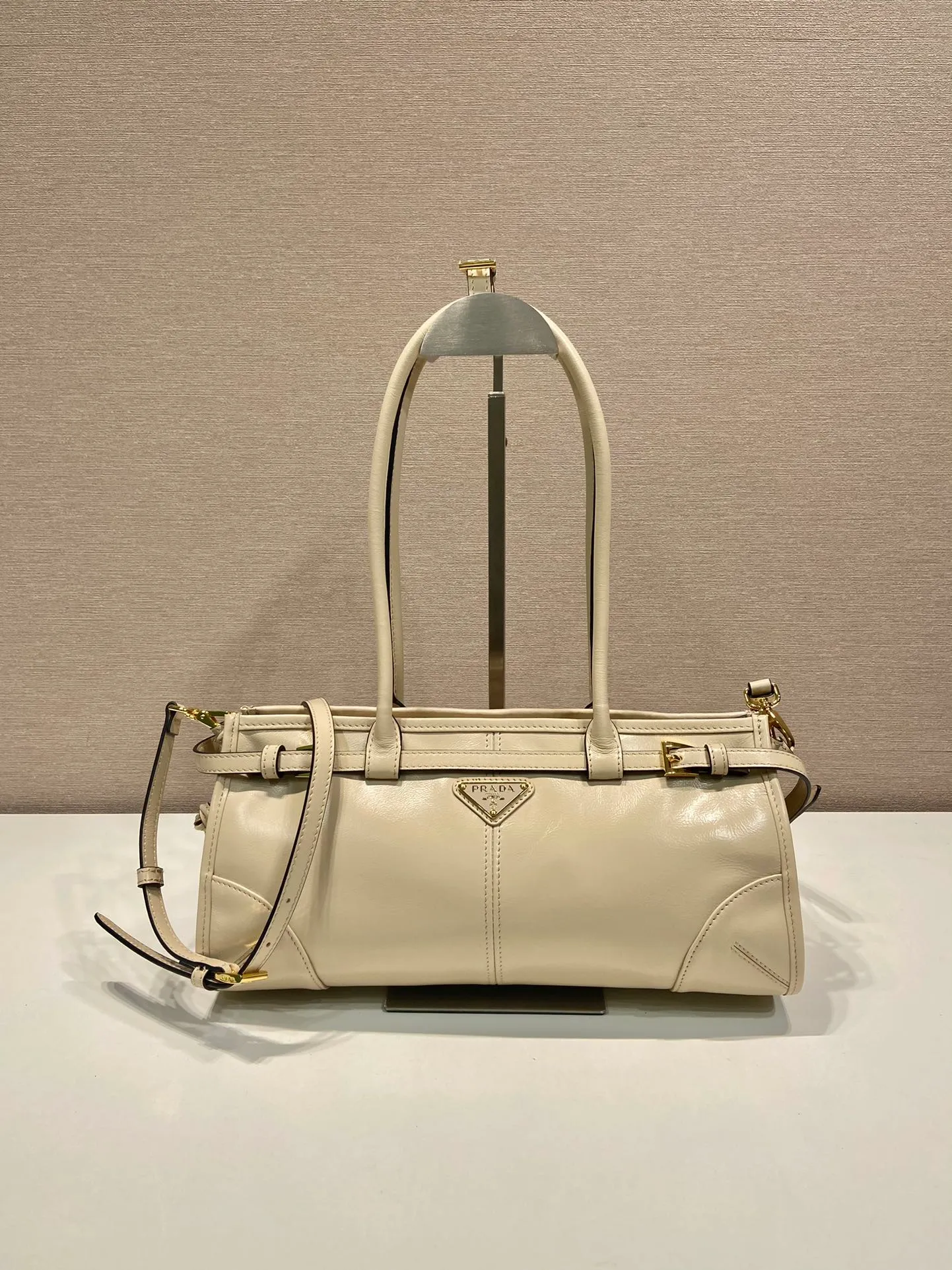 💰1840🎉LusSolf oil wax leather🎉1BA426 small new color🎉🎉 This hand-held crossbody bag is made of imported waxed leather. Its shiny color exudes a classic atmosphere. It is equipped with a detachable and adjustable long shoulder strap, which is convenient for matching on different occasions. It has a very large capacity and is easy to use. It is definitely a must-have for fashionistas. Hurry up and take this retro-style handbag home! Length 32x Height 15.5x Bottom 12cm🎉🎉🎉👏👏👏