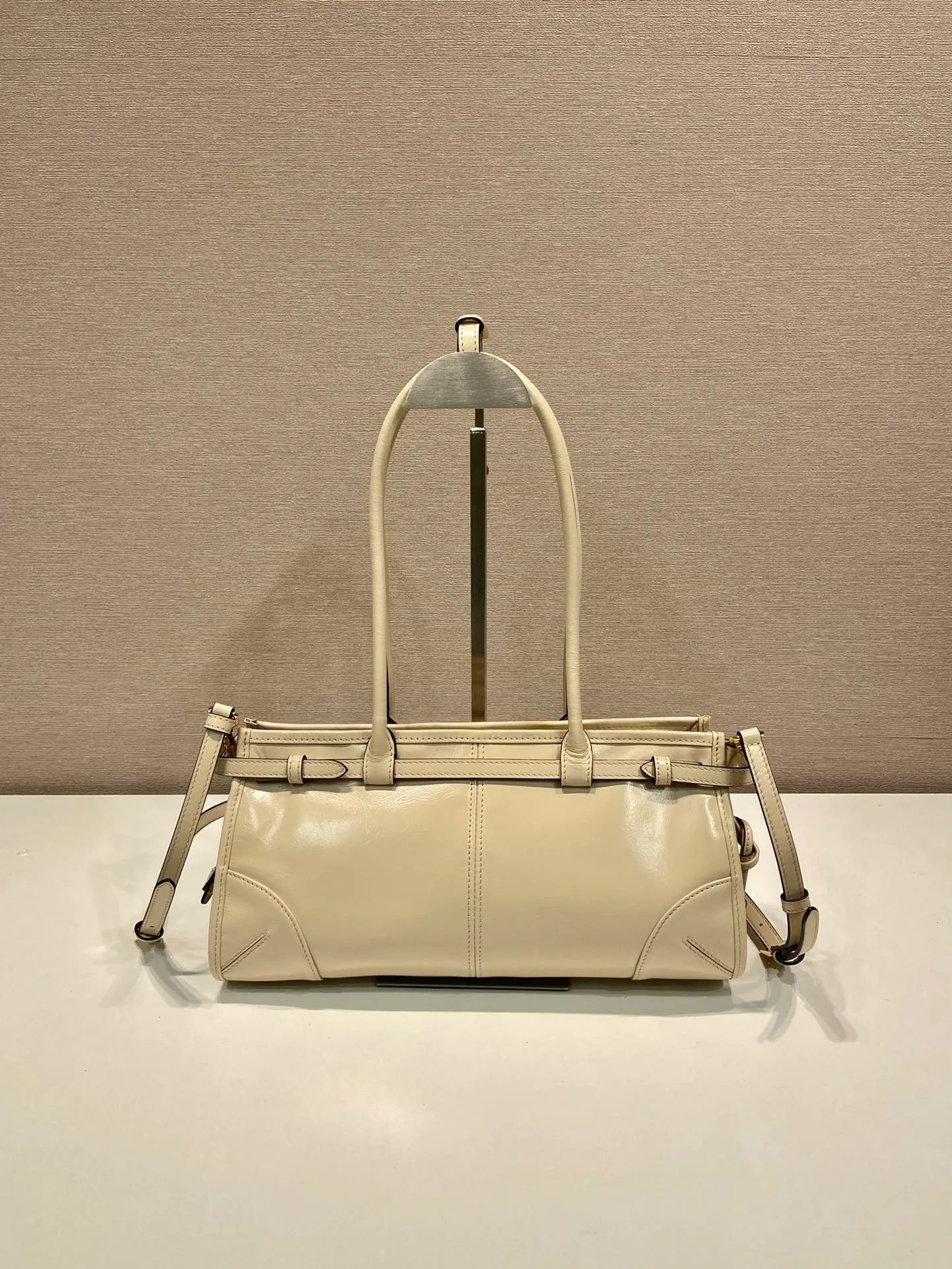 💰1840🎉LusSolf oil wax leather🎉1BA426 small new color🎉🎉 This hand-held crossbody bag is made of imported waxed leather. Its shiny color exudes a classic atmosphere. It is equipped with a detachable and adjustable long shoulder strap, which is convenient for matching on different occasions. It has a very large capacity and is easy to use. It is definitely a must-have for fashionistas. Hurry up and take this retro-style handbag home! Length 32x Height 15.5x Bottom 12cm🎉🎉🎉👏👏👏