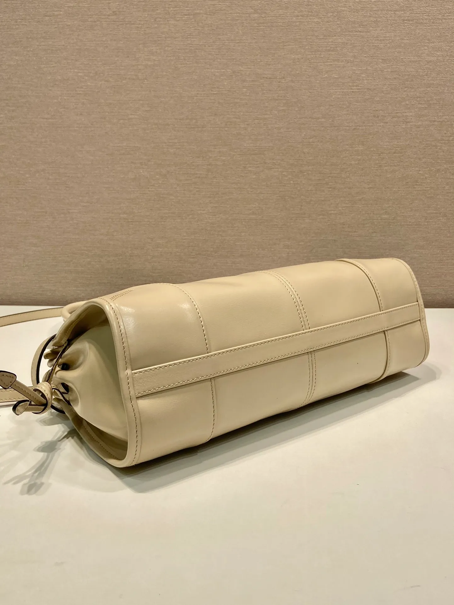 💰1840🎉LusSolf oil wax leather🎉1BA426 small new color🎉🎉 This hand-held crossbody bag is made of imported waxed leather. Its shiny color exudes a classic atmosphere. It is equipped with a detachable and adjustable long shoulder strap, which is convenient for matching on different occasions. It has a very large capacity and is easy to use. It is definitely a must-have for fashionistas. Hurry up and take this retro-style handbag home! Length 32x Height 15.5x Bottom 12cm🎉🎉🎉👏👏👏