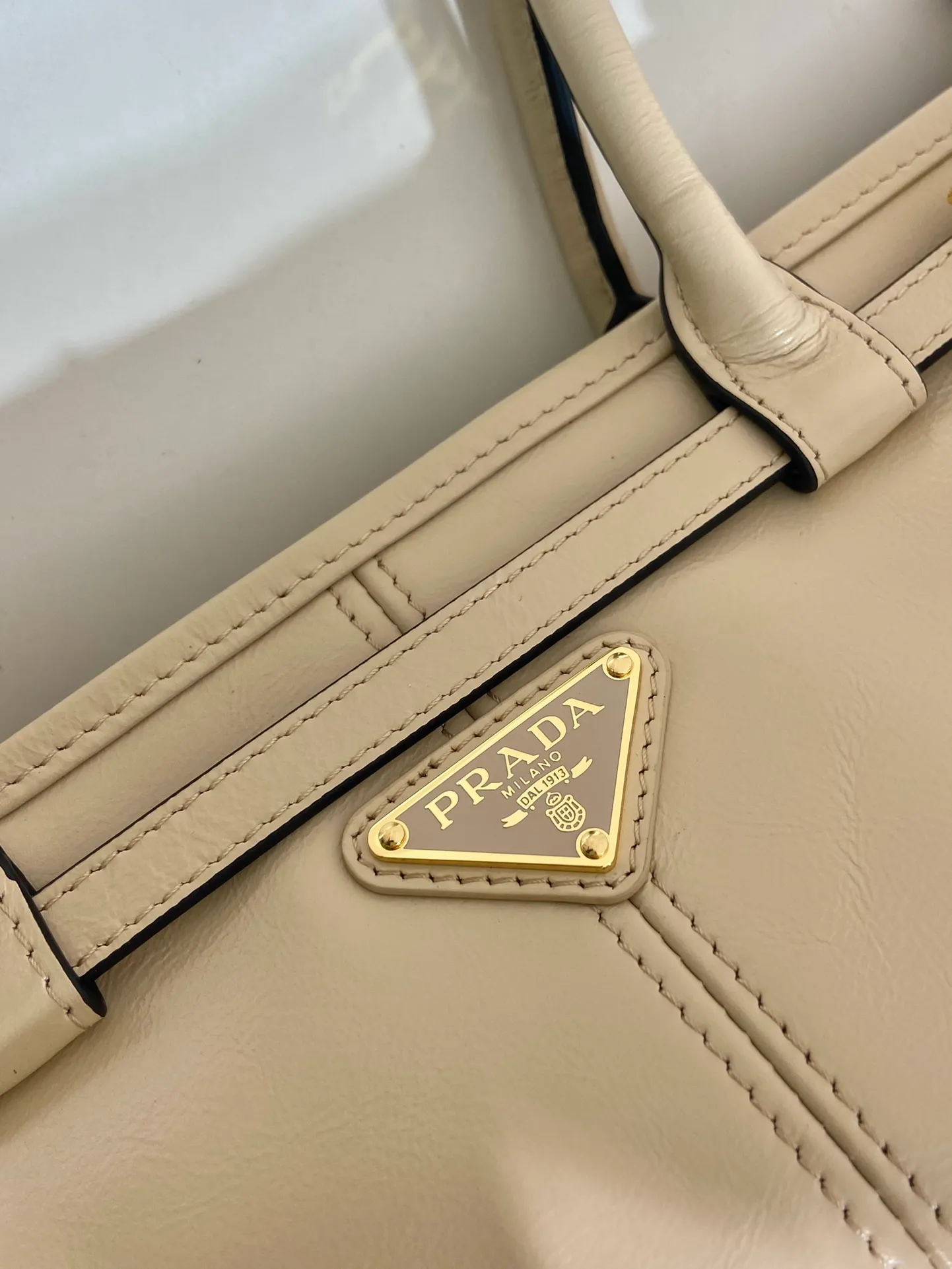 💰1840🎉LusSolf oil wax leather🎉1BA426 small new color🎉🎉 This hand-held crossbody bag is made of imported waxed leather. Its shiny color exudes a classic atmosphere. It is equipped with a detachable and adjustable long shoulder strap, which is convenient for matching on different occasions. It has a very large capacity and is easy to use. It is definitely a must-have for fashionistas. Hurry up and take this retro-style handbag home! Length 32x Height 15.5x Bottom 12cm🎉🎉🎉👏👏👏