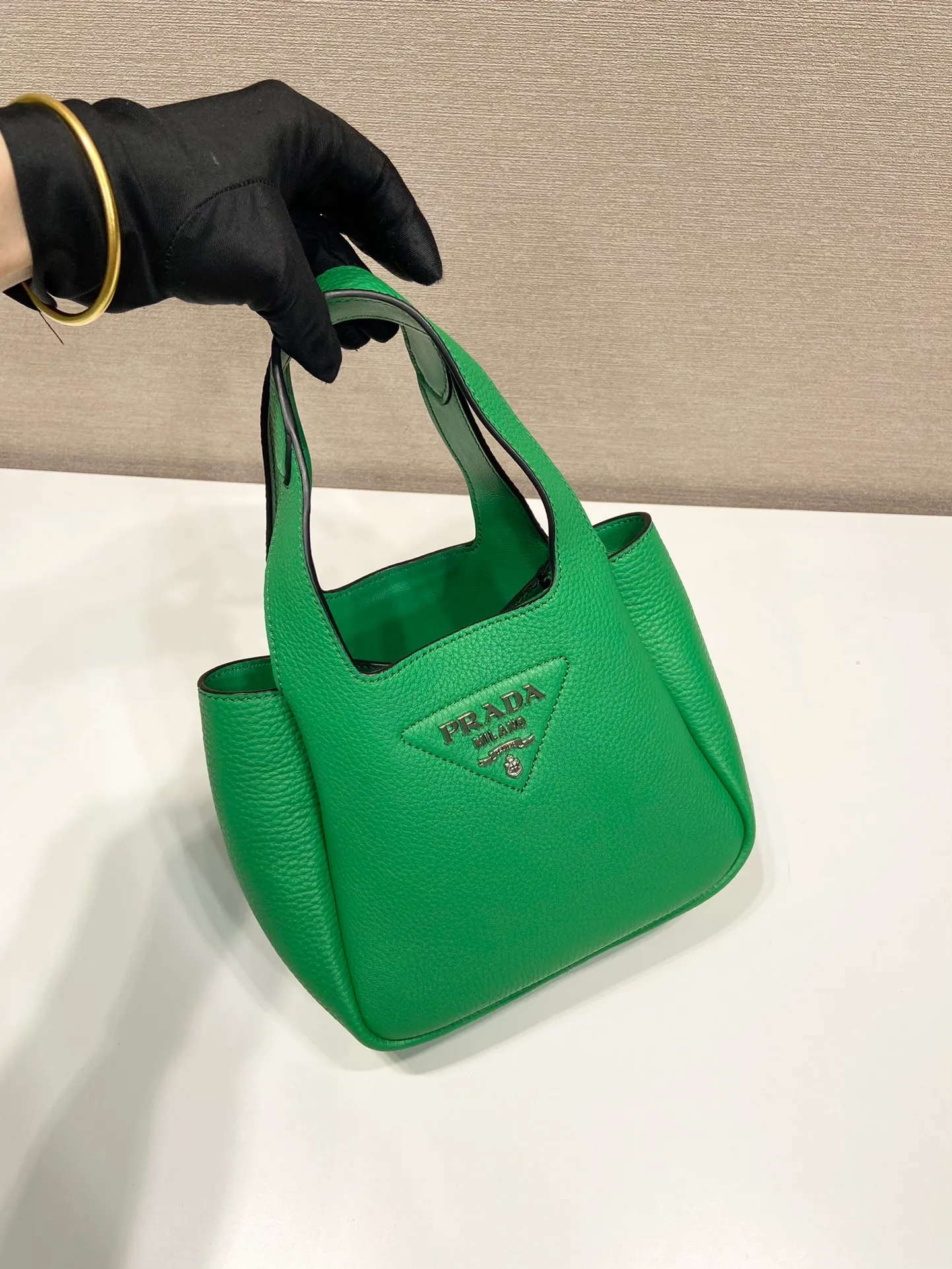 💰1500🎉mini vegetable basket🎉1BA349🎉🎉mini green😘😘 This mini vegetable basket is made of imported deerskin pattern, with imported lambskin inside. It has many grids and feels very soft/lightweight. The classic mini is good-looking and easy to use👏👏. The upper body effect is cute and cute. It’s so beautiful. Limited edition/popular model at the counter. Get it now🎉🎉 Length 18x Height 16x Bottom 10cm🎉🎉🎉👏👏👏