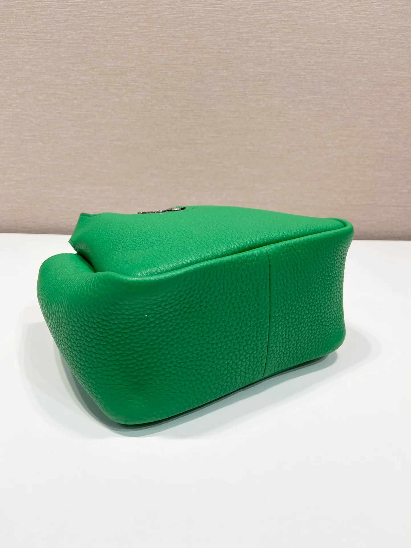💰1500🎉mini vegetable basket🎉1BA349🎉🎉mini green😘😘 This mini vegetable basket is made of imported deerskin pattern, with imported lambskin inside. It has many grids and feels very soft/lightweight. The classic mini is good-looking and easy to use👏👏. The upper body effect is cute and cute. It’s so beautiful. Limited edition/popular model at the counter. Get it now🎉🎉 Length 18x Height 16x Bottom 10cm🎉🎉🎉👏👏👏