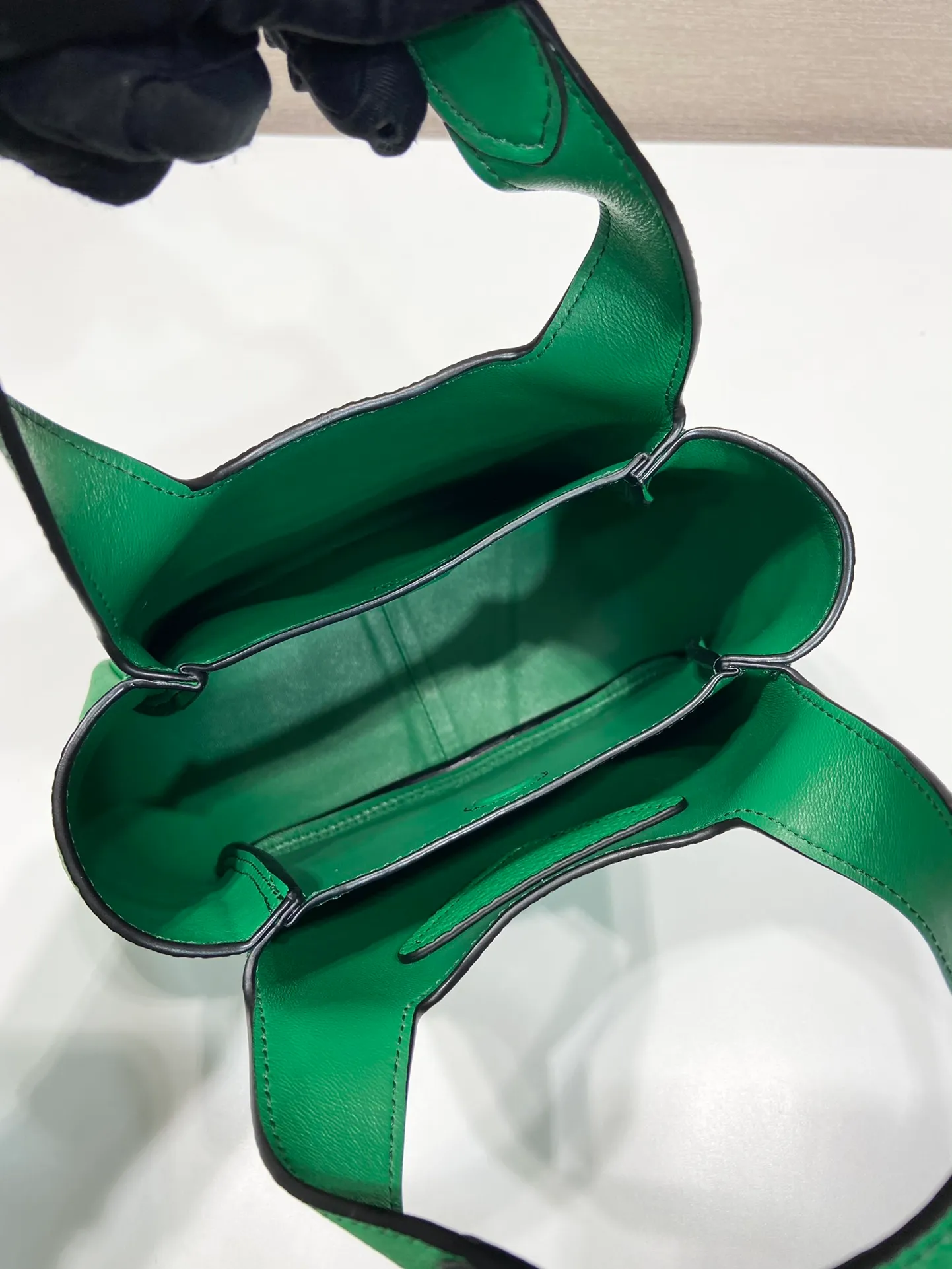 💰1500🎉mini vegetable basket🎉1BA349🎉🎉mini green😘😘 This mini vegetable basket is made of imported deerskin pattern, with imported lambskin inside. It has many grids and feels very soft/lightweight. The classic mini is good-looking and easy to use👏👏. The upper body effect is cute and cute. It’s so beautiful. Limited edition/popular model at the counter. Get it now🎉🎉 Length 18x Height 16x Bottom 10cm🎉🎉🎉👏👏👏