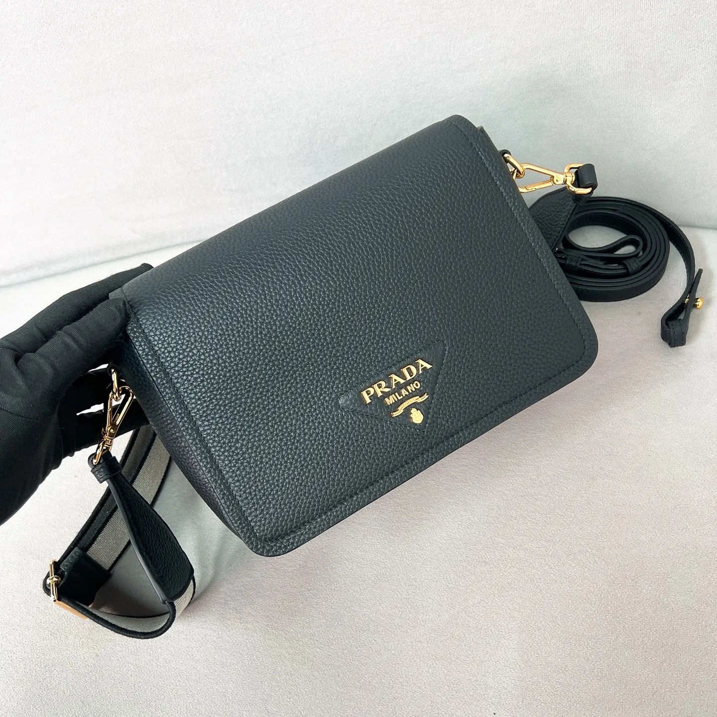 💰1800✨New product debut✨The latest pebbled shoulder bag with double zipper 1BD314 is carefully crafted with soft textured pebbled calfskin. The bag has a rounded and soft silhouette. Multi-functional detachable embroidered shoulder straps and leather shoulder straps. Elegant and outstanding style. Can be carried by hand, on the shoulder or crossbody. A handbag that perfectly blends classic heritage with the trend of the times. A must-have for fairies, black. Size 23*15.5*9cm