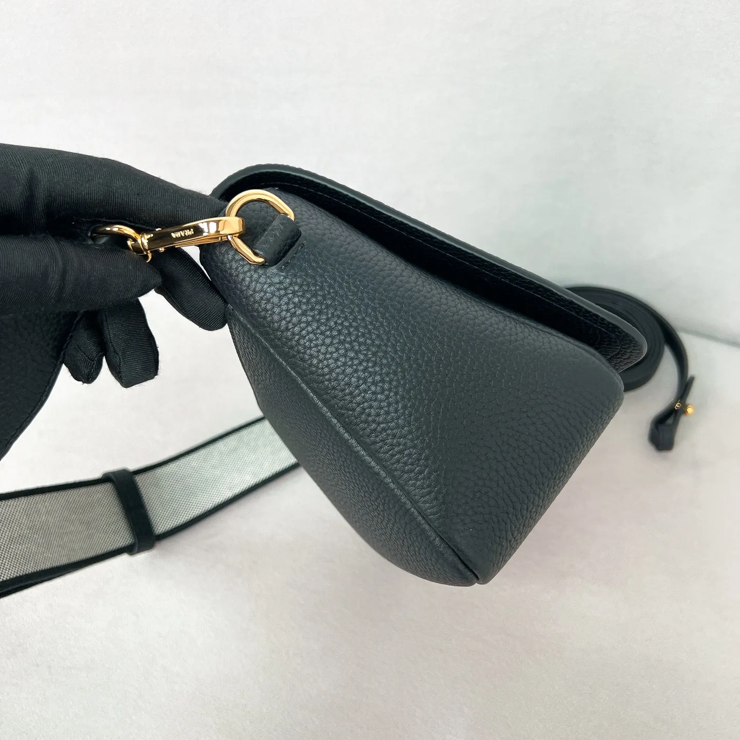 💰1800✨New product debut✨The latest pebbled shoulder bag with double zipper 1BD314 is carefully crafted with soft textured pebbled calfskin. The bag has a rounded and soft silhouette. Multi-functional detachable embroidered shoulder straps and leather shoulder straps. Elegant and outstanding style. Can be carried by hand, on the shoulder or crossbody. A handbag that perfectly blends classic heritage with the trend of the times. A must-have for fairies, black. Size 23*15.5*9cm