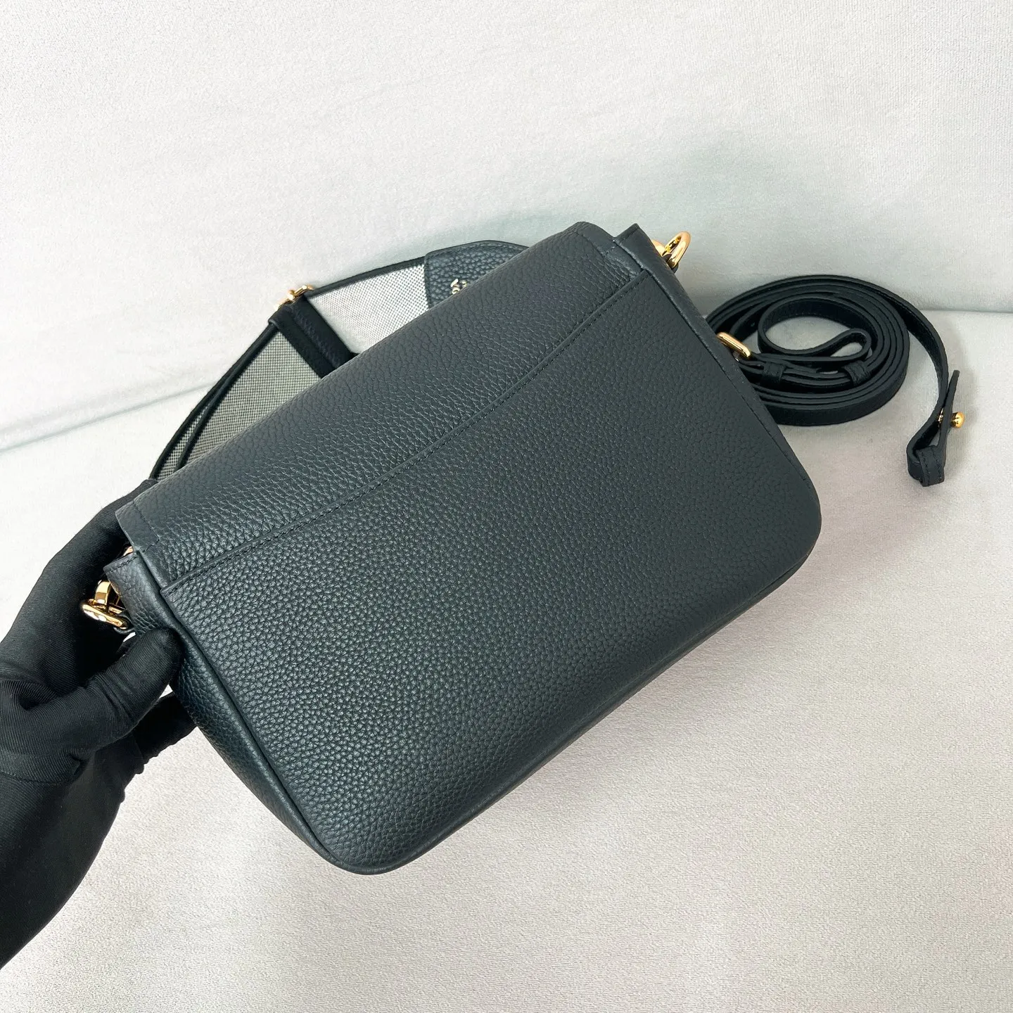💰1800✨New product debut✨The latest pebbled shoulder bag with double zipper 1BD314 is carefully crafted with soft textured pebbled calfskin. The bag has a rounded and soft silhouette. Multi-functional detachable embroidered shoulder straps and leather shoulder straps. Elegant and outstanding style. Can be carried by hand, on the shoulder or crossbody. A handbag that perfectly blends classic heritage with the trend of the times. A must-have for fairies, black. Size 23*15.5*9cm