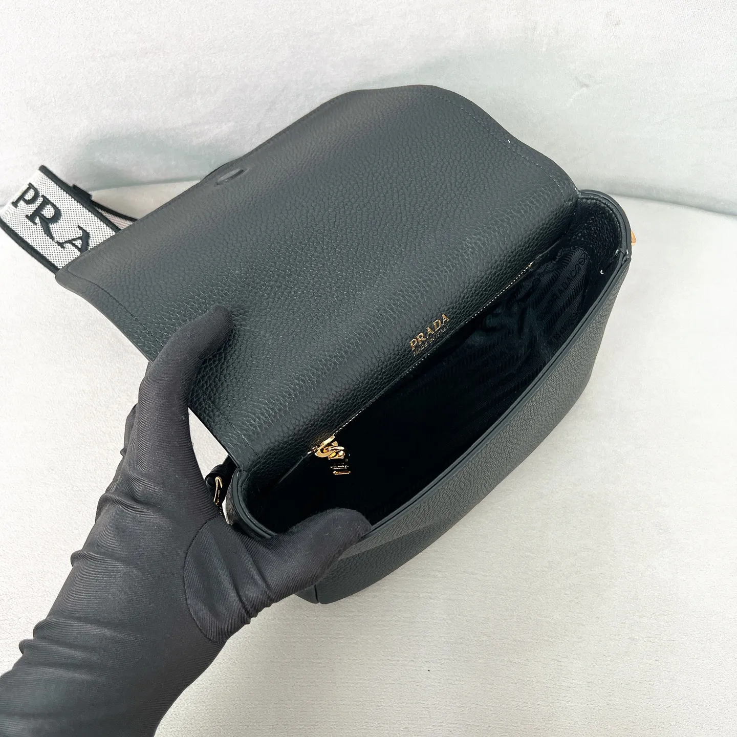 💰1800✨New product debut✨The latest pebbled shoulder bag with double zipper 1BD314 is carefully crafted with soft textured pebbled calfskin. The bag has a rounded and soft silhouette. Multi-functional detachable embroidered shoulder straps and leather shoulder straps. Elegant and outstanding style. Can be carried by hand, on the shoulder or crossbody. A handbag that perfectly blends classic heritage with the trend of the times. A must-have for fairies, black. Size 23*15.5*9cm