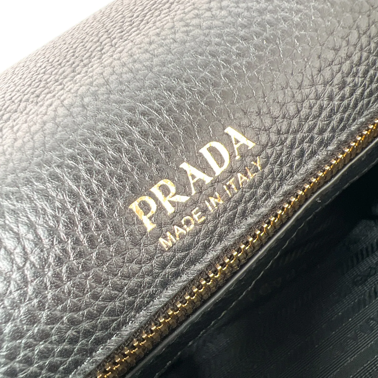 💰1800✨New product debut✨The latest pebbled shoulder bag with double zipper 1BD314 is carefully crafted with soft textured pebbled calfskin. The bag has a rounded and soft silhouette. Multi-functional detachable embroidered shoulder straps and leather shoulder straps. Elegant and outstanding style. Can be carried by hand, on the shoulder or crossbody. A handbag that perfectly blends classic heritage with the trend of the times. A must-have for fairies, black. Size 23*15.5*9cm