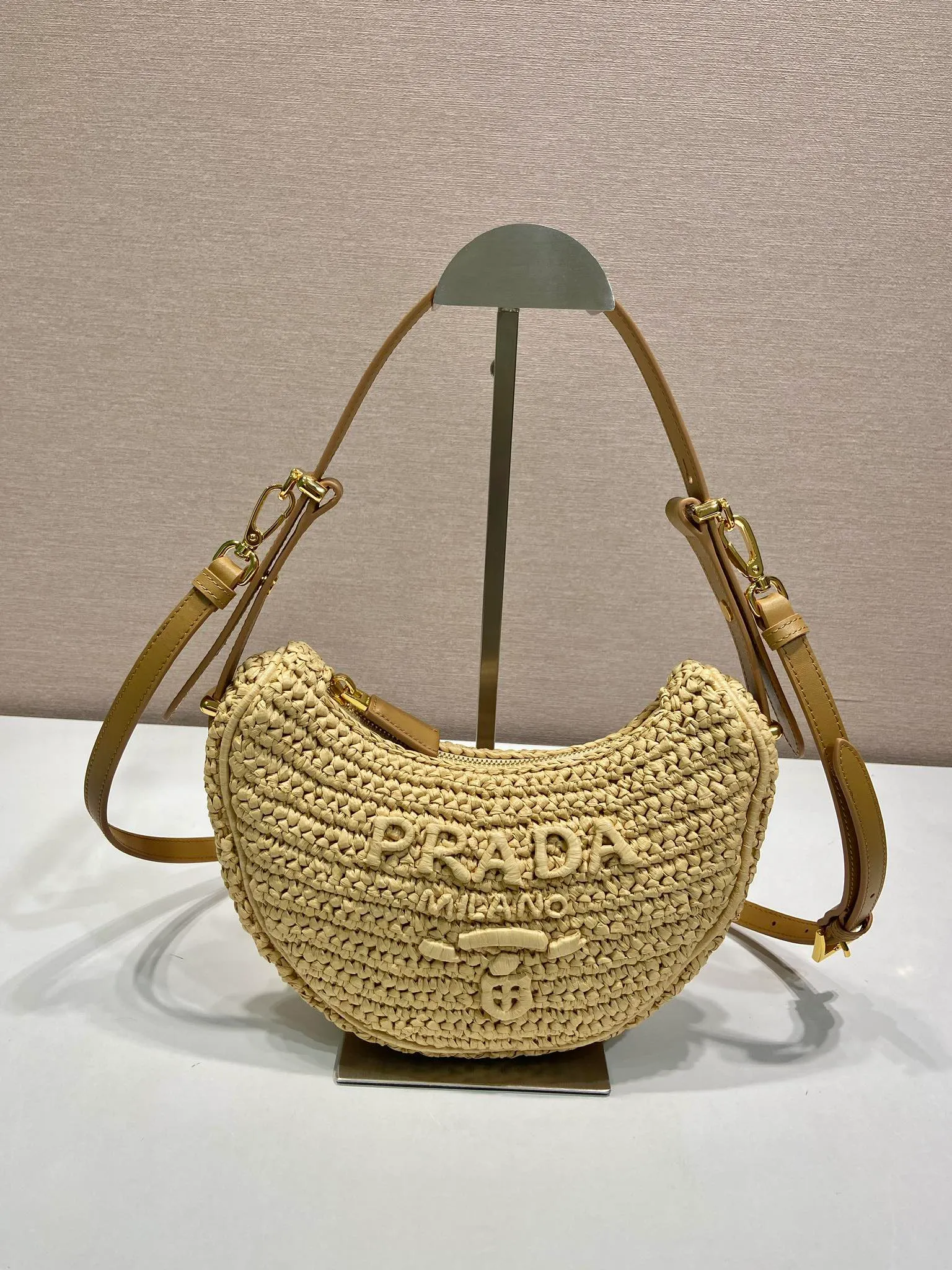 💰1460🎉Woven Moon Bag🎉1BC194🎉🎉 The unique crescent moon bag silhouette is reinterpreted with curves, blending into the relaxed atmosphere of summer, giving it a new charm. It's crocheted with leather handles and features gold-tone hardware. Tonal letter logo embroidery on the front adds classic style. Equipped with 2 detachable cowhide shoulder straps, it has large capacity and a very fashionable upper body effect. Get it now🎉🎉 Length 22.5x Height 18.5x Bottom 6cm🎉🎉🎉💰💰💰
