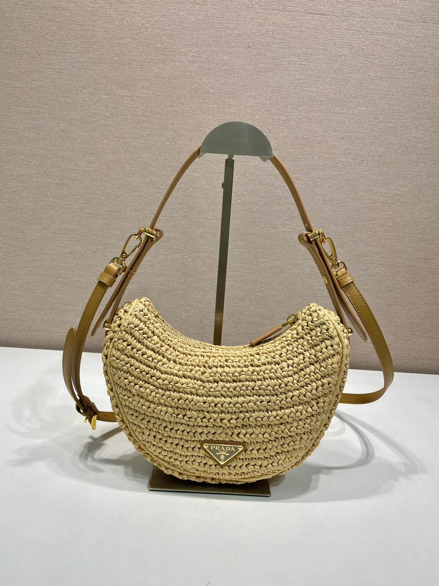 💰1460🎉Woven Moon Bag🎉1BC194🎉🎉 The unique crescent moon bag silhouette is reinterpreted with curves, blending into the relaxed atmosphere of summer, giving it a new charm. It's crocheted with leather handles and features gold-tone hardware. Tonal letter logo embroidery on the front adds classic style. Equipped with 2 detachable cowhide shoulder straps, it has large capacity and a very fashionable upper body effect. Get it now🎉🎉 Length 22.5x Height 18.5x Bottom 6cm🎉🎉🎉💰💰💰