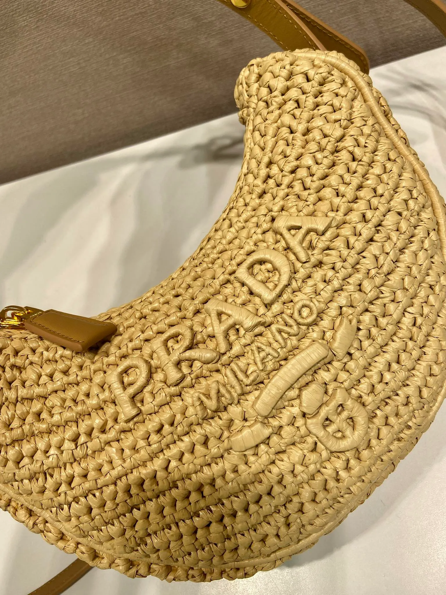 💰1460🎉Woven Moon Bag🎉1BC194🎉🎉 The unique crescent moon bag silhouette is reinterpreted with curves, blending into the relaxed atmosphere of summer, giving it a new charm. It's crocheted with leather handles and features gold-tone hardware. Tonal letter logo embroidery on the front adds classic style. Equipped with 2 detachable cowhide shoulder straps, it has large capacity and a very fashionable upper body effect. Get it now🎉🎉 Length 22.5x Height 18.5x Bottom 6cm🎉🎉🎉💰💰💰