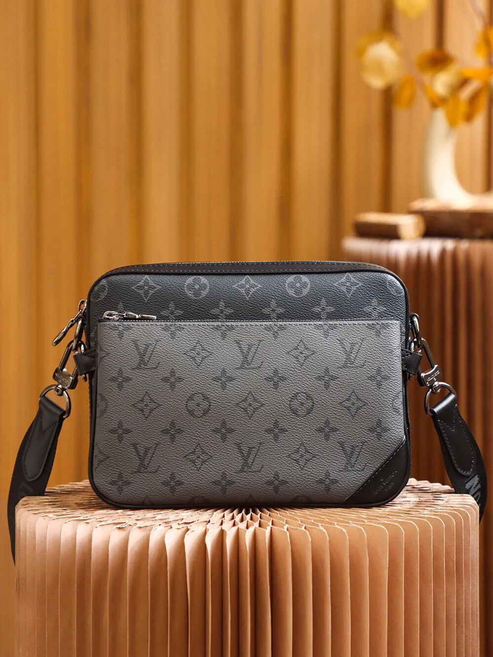 P¥760👉nfc163C01 dynamic chip version👈【Top inspection-free all-steel hardware】Original development,👏👏 Trio messenger bag is made of Monogram Eclipse canvas and Monogram Eclipse Reverse canvas. A signature tonal gray pattern accentuates the lines of this versatile, modular design. In addition to the functions of a traditional cross-body bag, it also comes with a removable zipper bag and a coin purse attached to the strap. Fabric lining, cowhide trim, silver metal hardware, adjustable and removable shoulder strap, small coin purse, removable zippered front pocket, built-in patch pocket! ! Model: M69443; Size: 25x18.5x7CM.