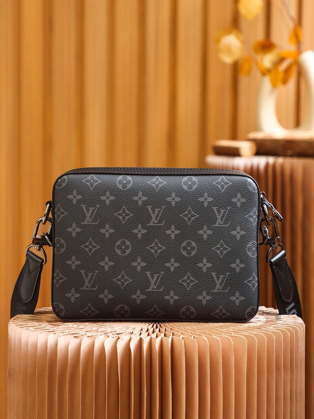 P¥760👉nfc163C01 dynamic chip version👈【Top inspection-free all-steel hardware】Original development,👏👏 Trio messenger bag is made of Monogram Eclipse canvas and Monogram Eclipse Reverse canvas. A signature tonal gray pattern accentuates the lines of this versatile, modular design. In addition to the functions of a traditional cross-body bag, it also comes with a removable zipper bag and a coin purse attached to the strap. Fabric lining, cowhide trim, silver metal hardware, adjustable and removable shoulder strap, small coin purse, removable zippered front pocket, built-in patch pocket! ! Model: M69443; Size: 25x18.5x7CM.