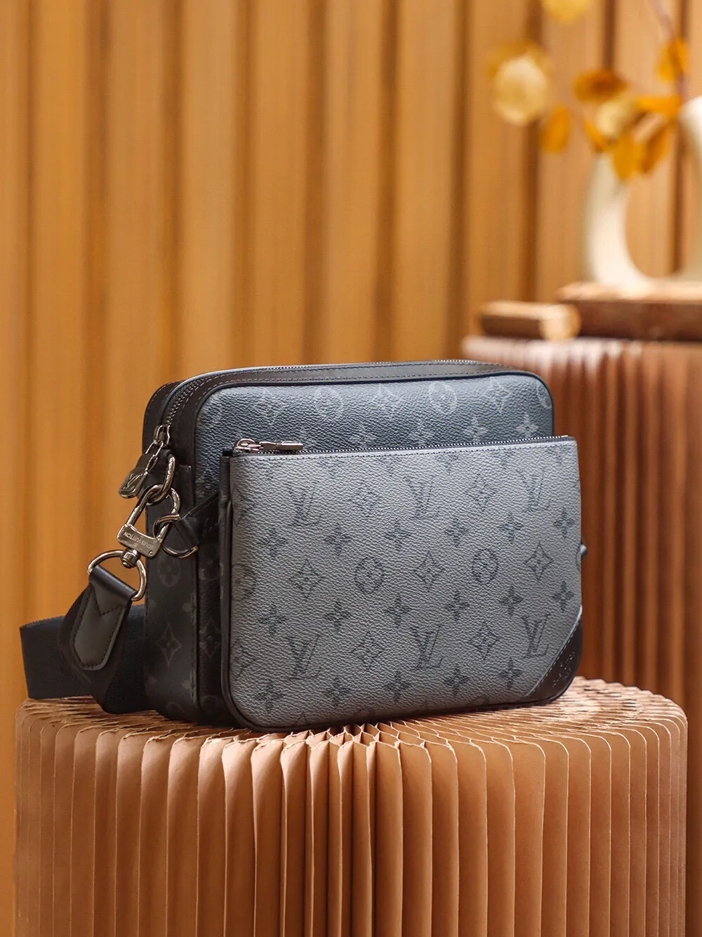 P¥760👉nfc163C01 dynamic chip version👈【Top inspection-free all-steel hardware】Original development,👏👏 Trio messenger bag is made of Monogram Eclipse canvas and Monogram Eclipse Reverse canvas. A signature tonal gray pattern accentuates the lines of this versatile, modular design. In addition to the functions of a traditional cross-body bag, it also comes with a removable zipper bag and a coin purse attached to the strap. Fabric lining, cowhide trim, silver metal hardware, adjustable and removable shoulder strap, small coin purse, removable zippered front pocket, built-in patch pocket! ! Model: M69443; Size: 25x18.5x7CM.