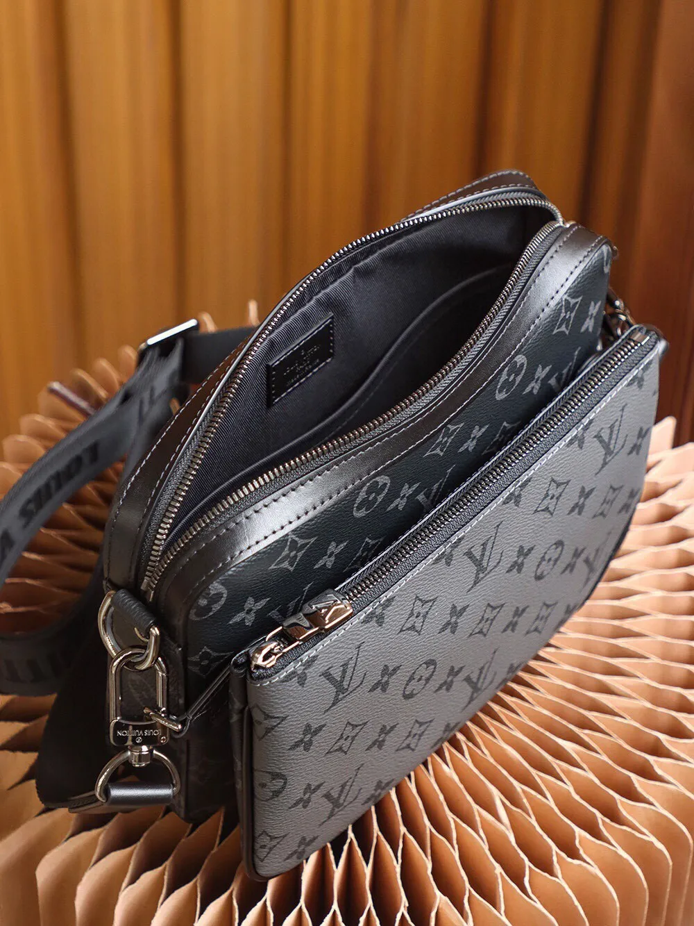 P¥760👉nfc163C01 dynamic chip version👈【Top inspection-free all-steel hardware】Original development,👏👏 Trio messenger bag is made of Monogram Eclipse canvas and Monogram Eclipse Reverse canvas. A signature tonal gray pattern accentuates the lines of this versatile, modular design. In addition to the functions of a traditional cross-body bag, it also comes with a removable zipper bag and a coin purse attached to the strap. Fabric lining, cowhide trim, silver metal hardware, adjustable and removable shoulder strap, small coin purse, removable zippered front pocket, built-in patch pocket! ! Model: M69443; Size: 25x18.5x7CM.