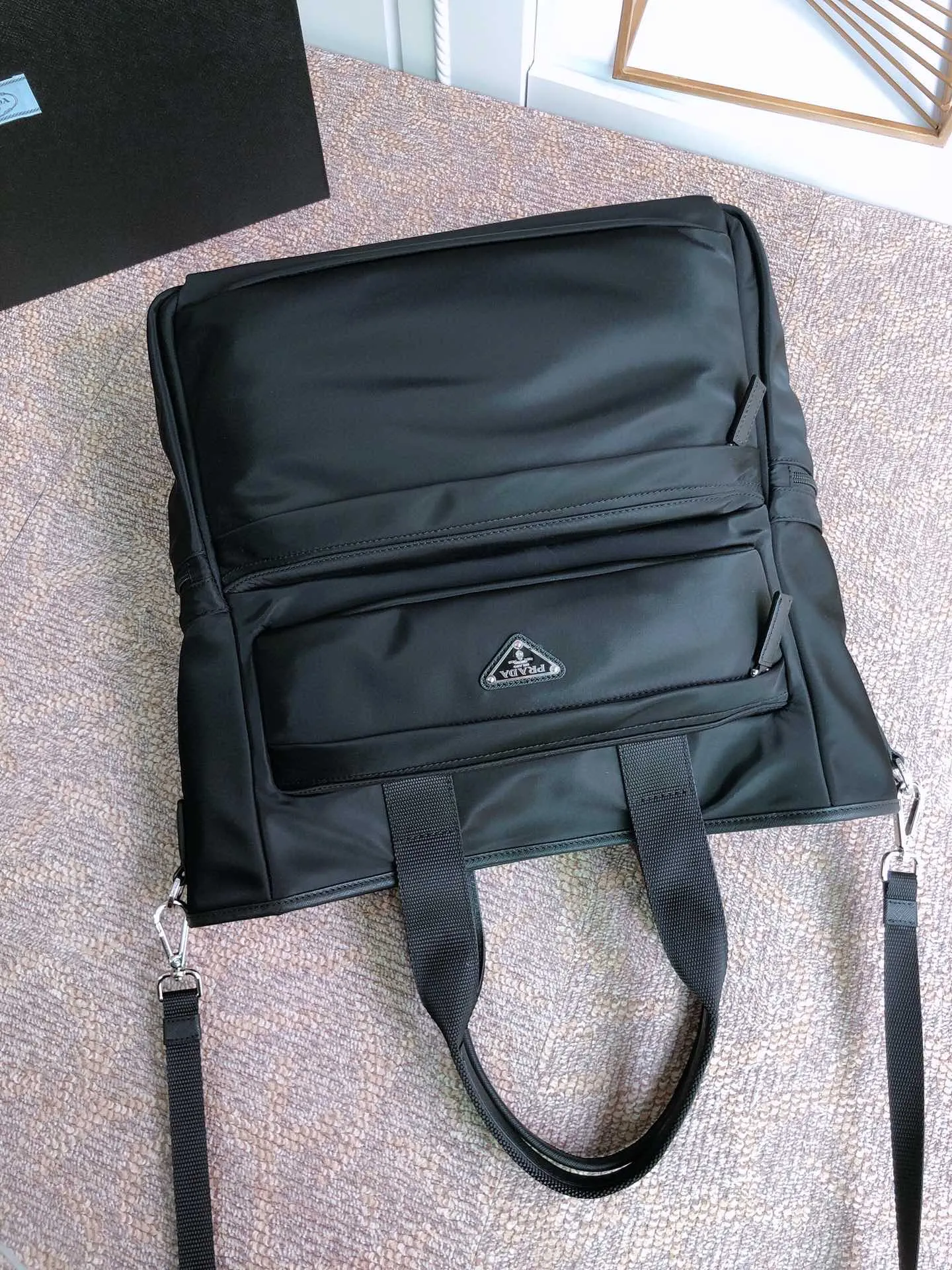 💰1260🔆Exclusive debut🔆1BG040, original item👏🏻👏🏻Made of imported nylon fabric, interior logo plate and front triangular enamel logo Metal hardware and D-rings Detachable and adjustable fabric shoulder strap Nylon lining Two front pockets, one back pocket and two side pockets (both with zippers) Two side wall stitched inner pockets Hand strap The woven fabric handle with Saffiano leather trim is light and practical, a favorite among men, length 38cm, height 33x base 15cm.🤙