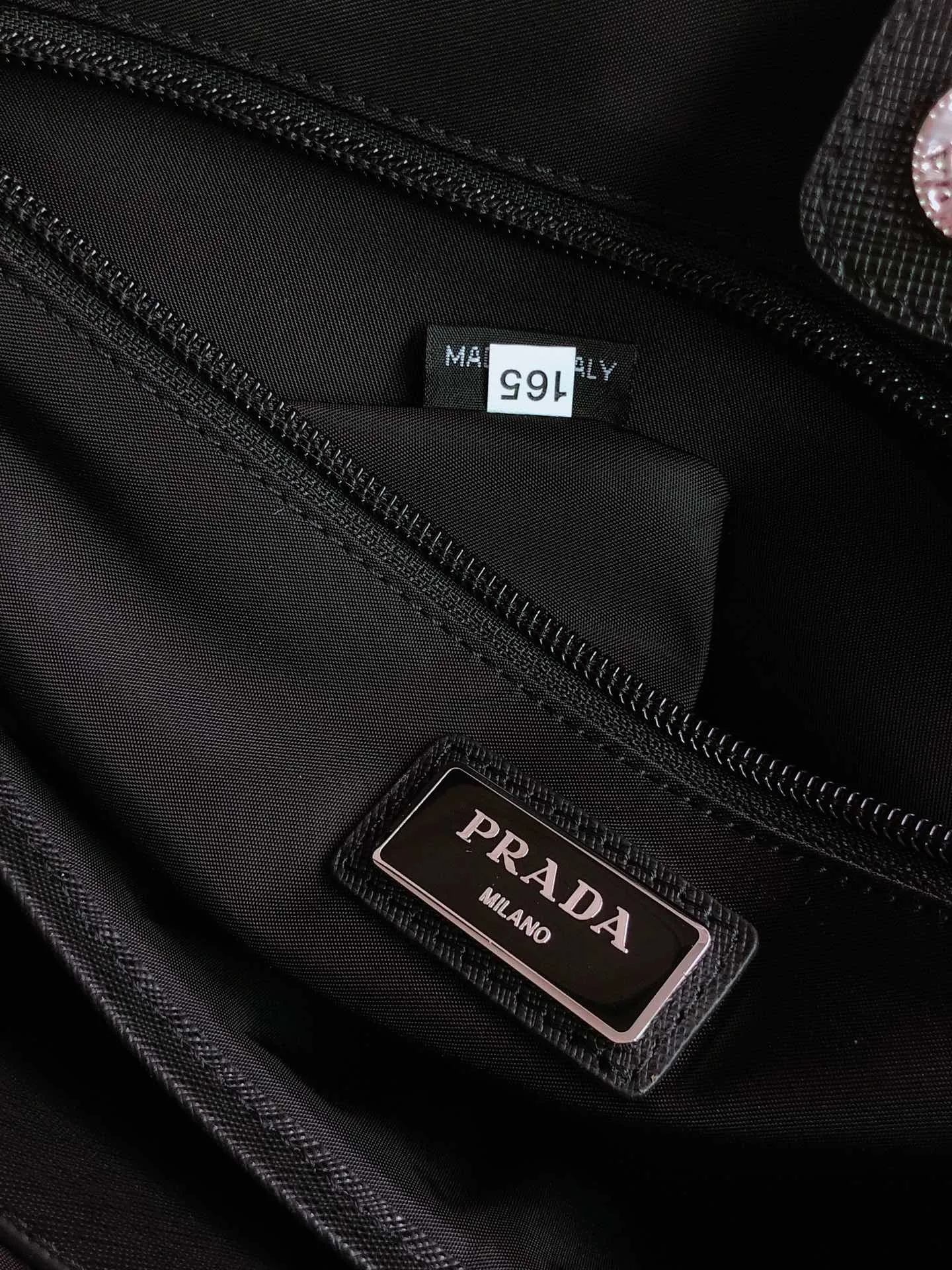 💰1260🔆Exclusive debut🔆1BG040, original item👏🏻👏🏻Made of imported nylon fabric, interior logo plate and front triangular enamel logo Metal hardware and D-rings Detachable and adjustable fabric shoulder strap Nylon lining Two front pockets, one back pocket and two side pockets (both with zippers) Two side wall stitched inner pockets Hand strap The woven fabric handle with Saffiano leather trim is light and practical, a favorite among men, length 38cm, height 33x base 15cm.🤙