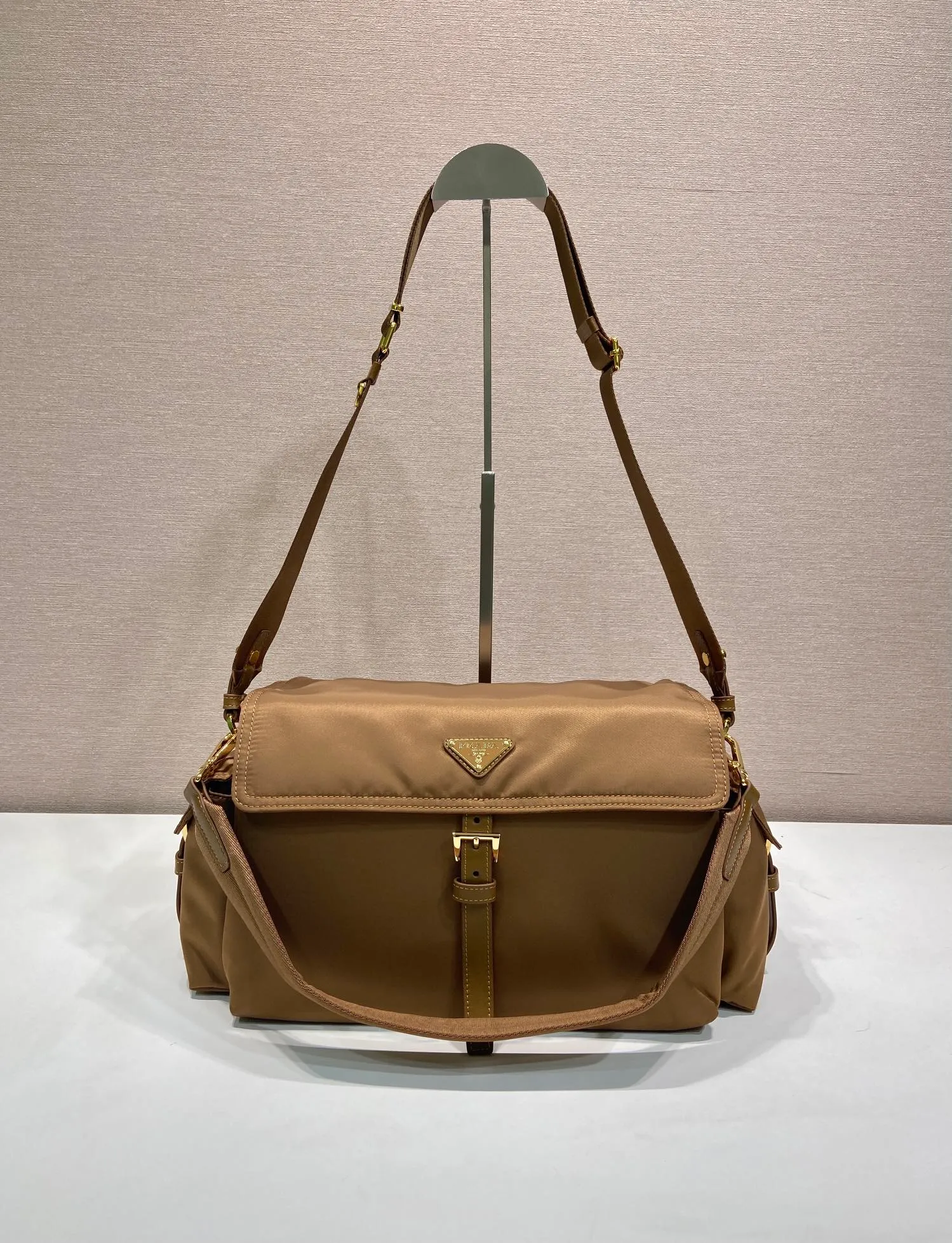 💰1320🎉New messenger bag🎉1BD391 large💰🎉 This handbag perfectly combines sophistication and functionality. It is made of regenerated nylon material, has a soft silhouette and is equipped with multiple pockets. Combining sporty and versatile elements, the lightweight and practical design features an enameled triangle metal logo and leather details. Equipped with 2 detachable shoulder straps, it has a large capacity and is perfect. It is also a popular style that will never go out of style. The large size is suitable for both men and women, so hurry up and get it🎉🎉 Length 37.5x Height 19x Bottom 12cm🎉🎉🎉💰💰💰
