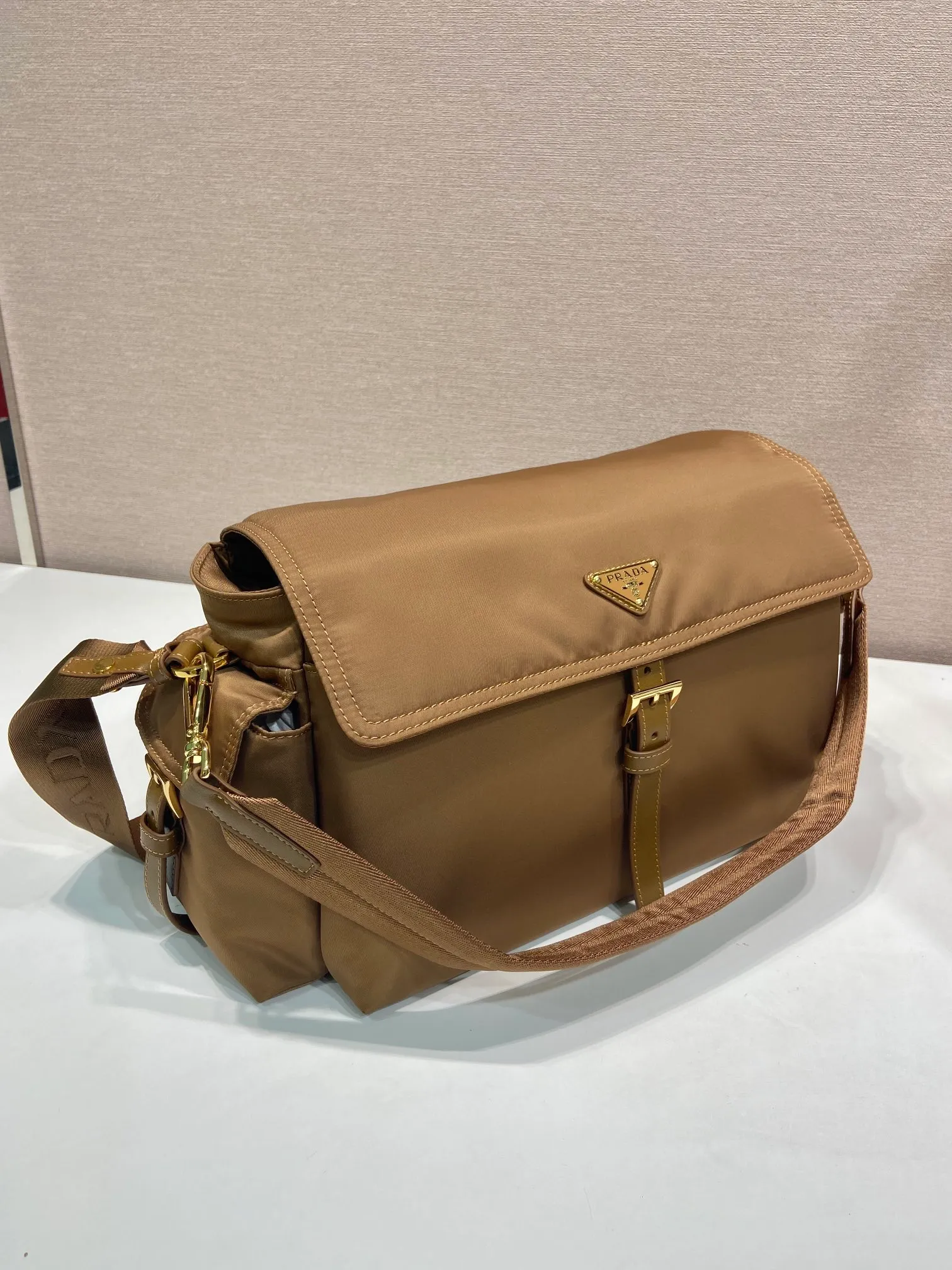 💰1320🎉New messenger bag🎉1BD391 large💰🎉 This handbag perfectly combines sophistication and functionality. It is made of regenerated nylon material, has a soft silhouette and is equipped with multiple pockets. Combining sporty and versatile elements, the lightweight and practical design features an enameled triangle metal logo and leather details. Equipped with 2 detachable shoulder straps, it has a large capacity and is perfect. It is also a popular style that will never go out of style. The large size is suitable for both men and women, so hurry up and get it🎉🎉 Length 37.5x Height 19x Bottom 12cm🎉🎉🎉💰💰💰