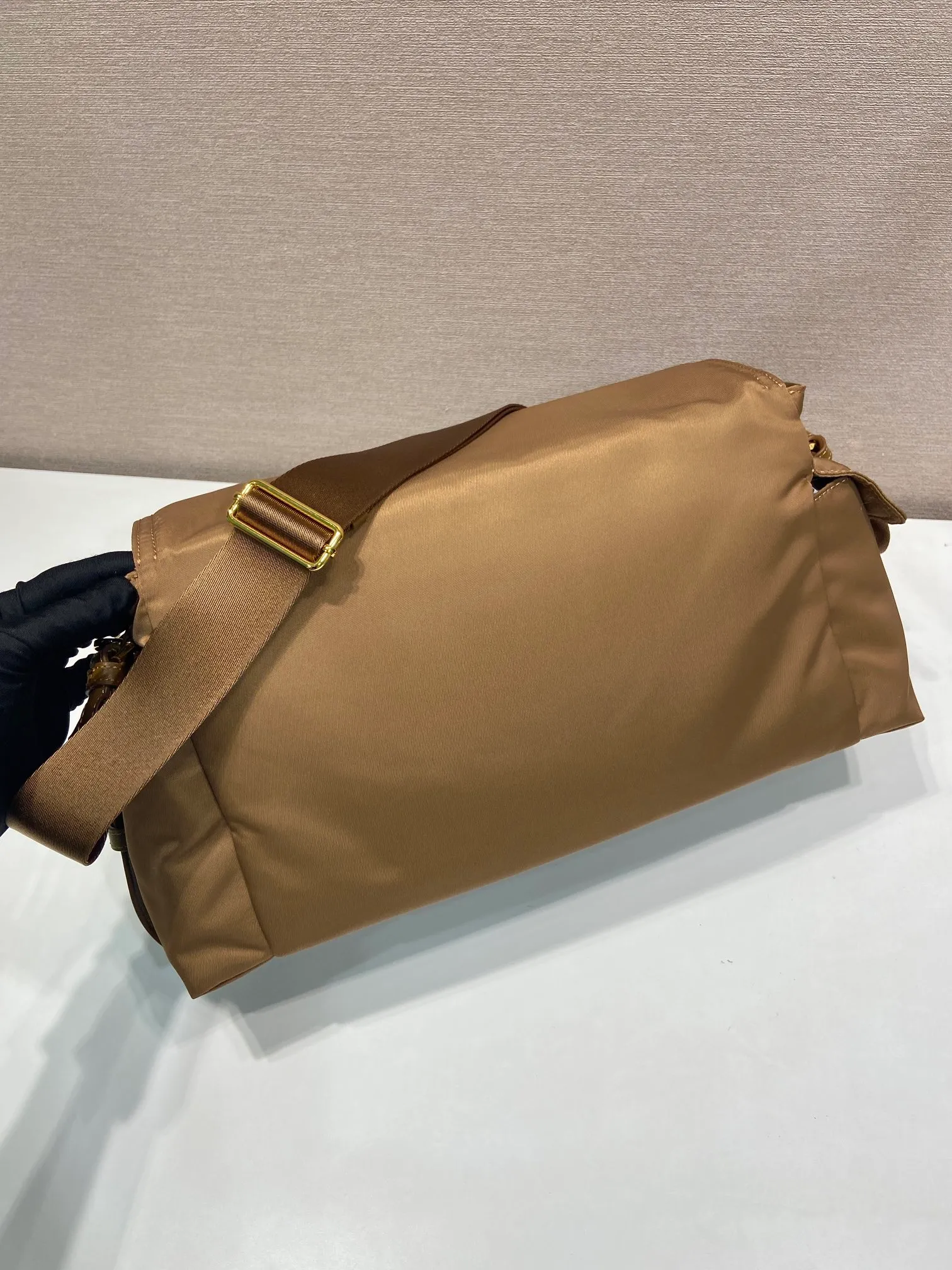 💰1320🎉New messenger bag🎉1BD391 large💰🎉 This handbag perfectly combines sophistication and functionality. It is made of regenerated nylon material, has a soft silhouette and is equipped with multiple pockets. Combining sporty and versatile elements, the lightweight and practical design features an enameled triangle metal logo and leather details. Equipped with 2 detachable shoulder straps, it has a large capacity and is perfect. It is also a popular style that will never go out of style. The large size is suitable for both men and women, so hurry up and get it🎉🎉 Length 37.5x Height 19x Bottom 12cm🎉🎉🎉💰💰💰