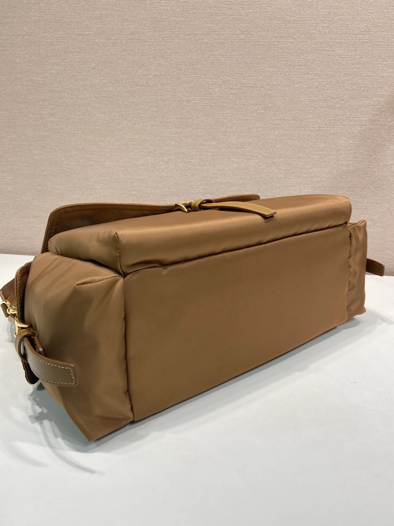 💰1320🎉New messenger bag🎉1BD391 large💰🎉 This handbag perfectly combines sophistication and functionality. It is made of regenerated nylon material, has a soft silhouette and is equipped with multiple pockets. Combining sporty and versatile elements, the lightweight and practical design features an enameled triangle metal logo and leather details. Equipped with 2 detachable shoulder straps, it has a large capacity and is perfect. It is also a popular style that will never go out of style. The large size is suitable for both men and women, so hurry up and get it🎉🎉 Length 37.5x Height 19x Bottom 12cm🎉🎉🎉💰💰💰