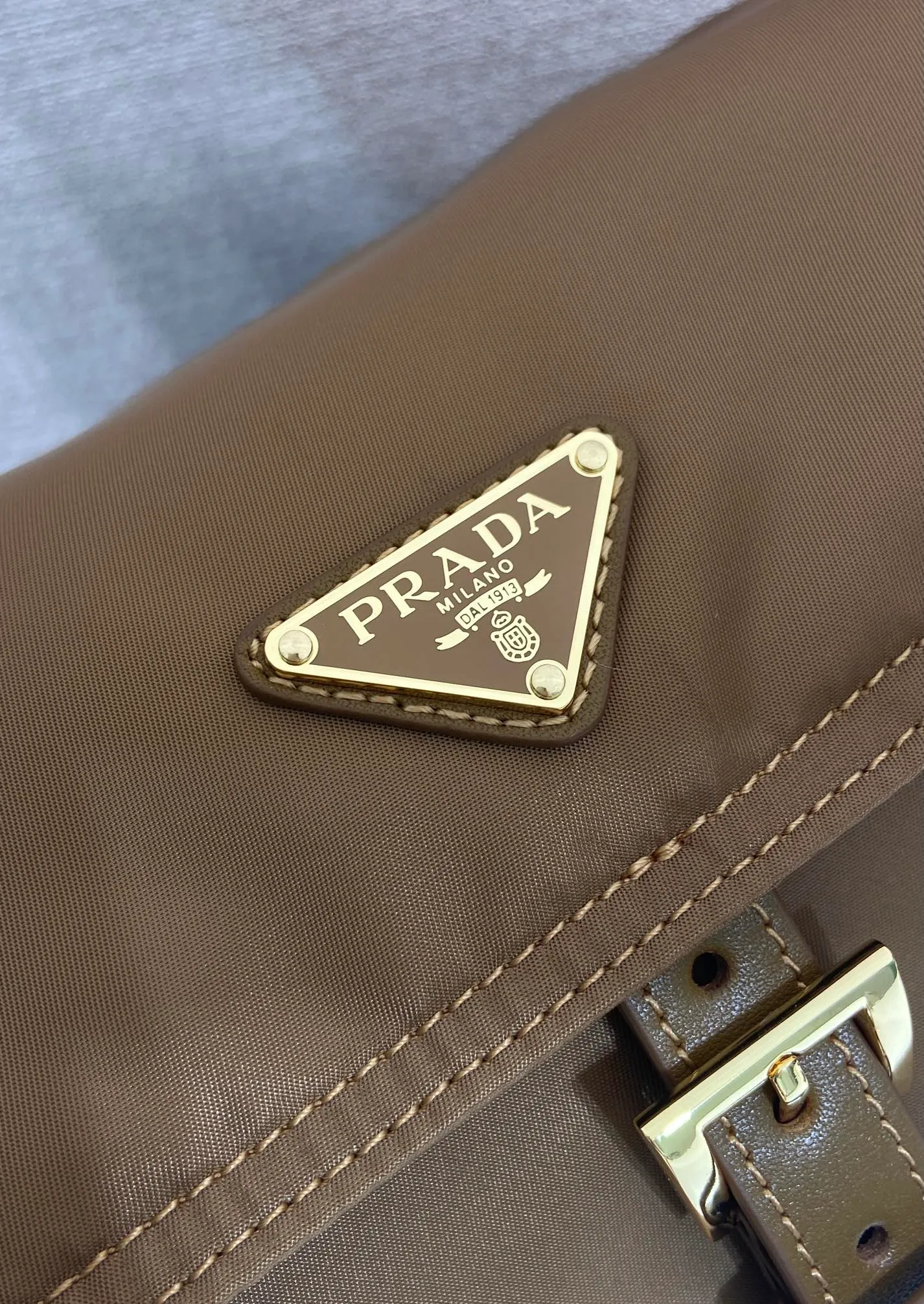 💰1320🎉New messenger bag🎉1BD391 large💰🎉 This handbag perfectly combines sophistication and functionality. It is made of regenerated nylon material, has a soft silhouette and is equipped with multiple pockets. Combining sporty and versatile elements, the lightweight and practical design features an enameled triangle metal logo and leather details. Equipped with 2 detachable shoulder straps, it has a large capacity and is perfect. It is also a popular style that will never go out of style. The large size is suitable for both men and women, so hurry up and get it🎉🎉 Length 37.5x Height 19x Bottom 12cm🎉🎉🎉💰💰💰