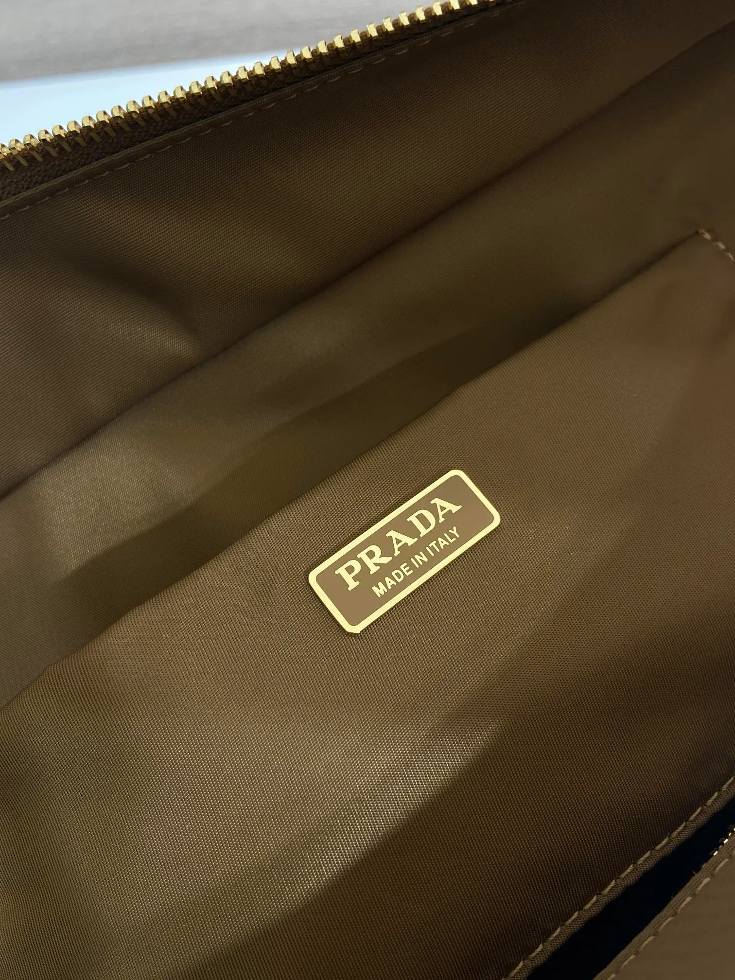 💰1320🎉New messenger bag🎉1BD391 large💰🎉 This handbag perfectly combines sophistication and functionality. It is made of regenerated nylon material, has a soft silhouette and is equipped with multiple pockets. Combining sporty and versatile elements, the lightweight and practical design features an enameled triangle metal logo and leather details. Equipped with 2 detachable shoulder straps, it has a large capacity and is perfect. It is also a popular style that will never go out of style. The large size is suitable for both men and women, so hurry up and get it🎉🎉 Length 37.5x Height 19x Bottom 12cm🎉🎉🎉💰💰💰