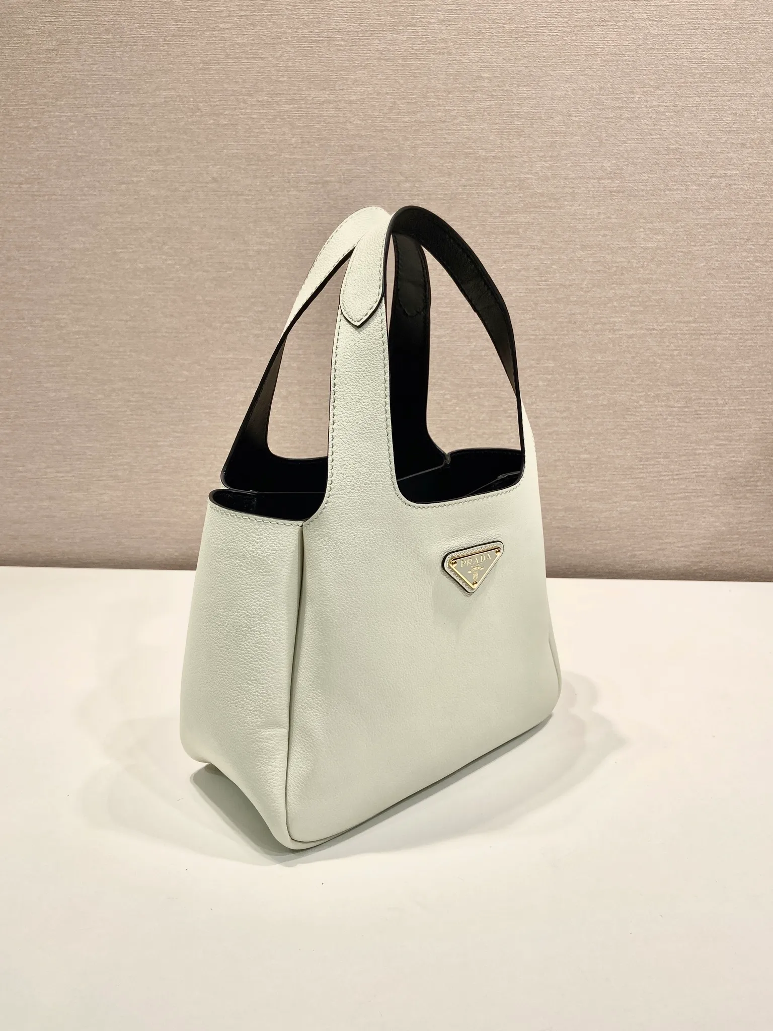 💰1560🎉New vegetable basket🎉1BG542 plain cowhide🎉🎉 This mini vegetable basket is made of soft calfskin and embellished with a chic triangle logo. Reverse stitching outlines a rounded silhouette, highlighting the simple shearling lining. It has perforated button closures and three pocket compartments for a large space capacity. Another popular style that will never go out of style🎉🎉🎉 Length 22.5x Height 18x ​​Bottom 11cm🎉🎉🎉💰💰💰
