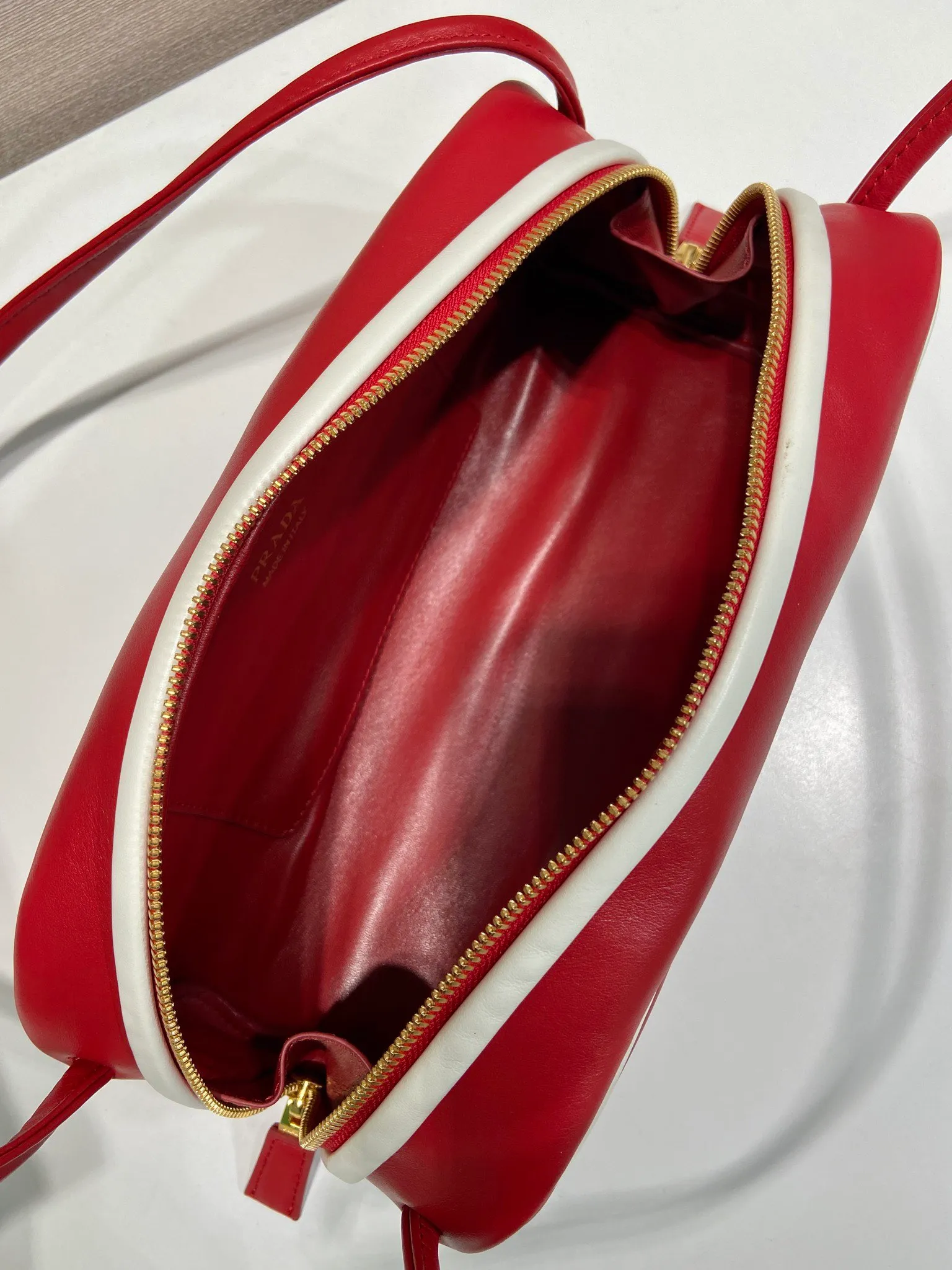 💰1520🎉New bowling ball🎉1BC249🎉🎉 This bowling bag cleverly combines classic and modern elements. Made of imported cowhide and imported sheepskin inside, the bag has a contrasting color edging design, which makes it look particularly fashionable. The zipper opening and closing design is more practical, and the letter emblem decoration is unique. It has a large capacity and space, and it is a popular style that will never go out of style🎉🎉 Length 28x Height 11.5cmx Bottom 10cm🎉🎉🎉💰💰💰