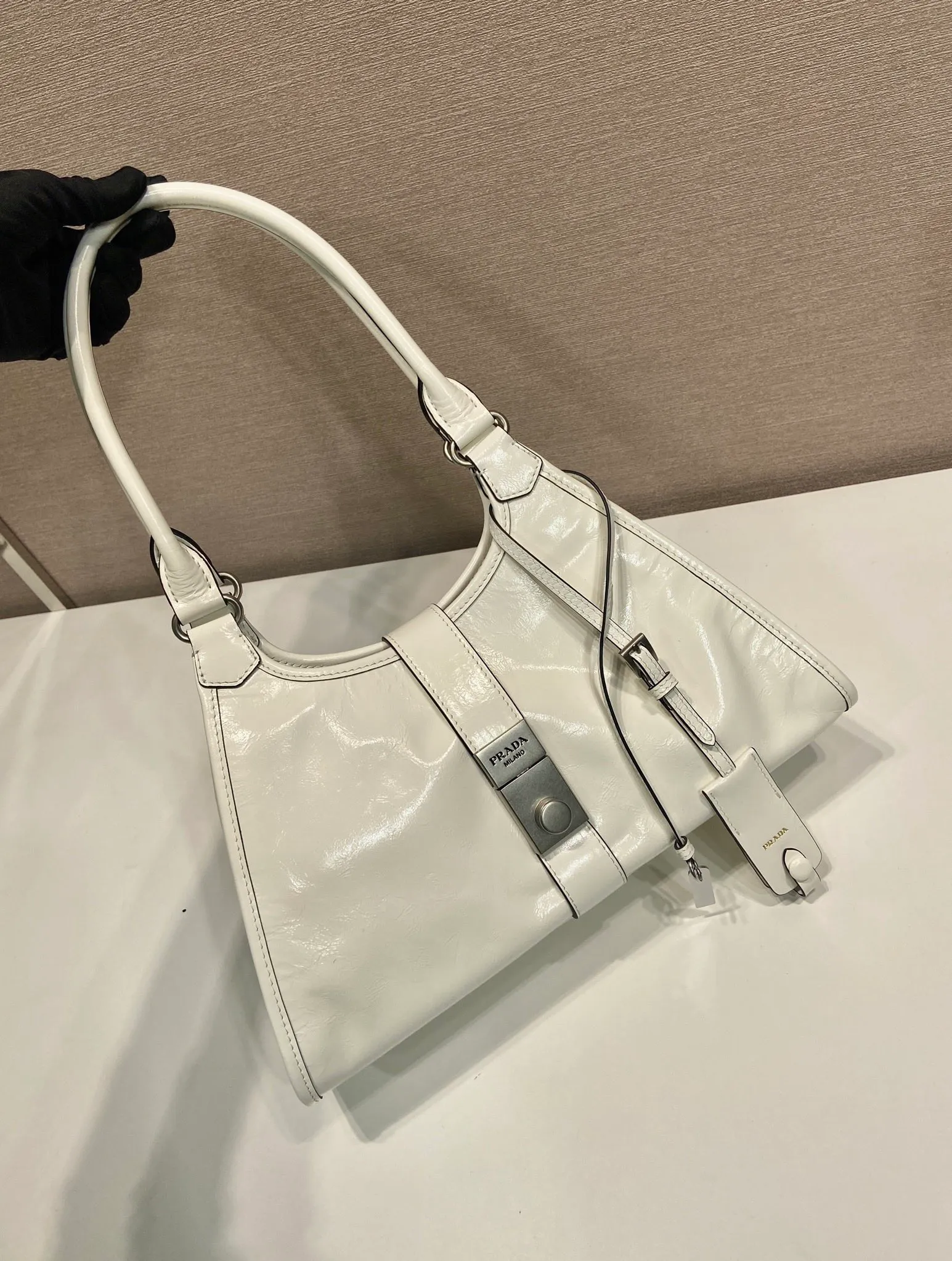 💰1700🎉New product🎉1BG563 spring and summer new model🎉🎉 This catwalk style is made of imported wax leather, top-grade hardware, the front panel is equipped with a buckle lock opening and closing, the capacity is large, it can be carried by hand or on the shoulder, and the upper body effect is very stylish. If you like babies, hurry up and get it🎉🎉 Length 30.5x Height 17.5x Bottom 9cm🎉🎉🎉💰💰💰