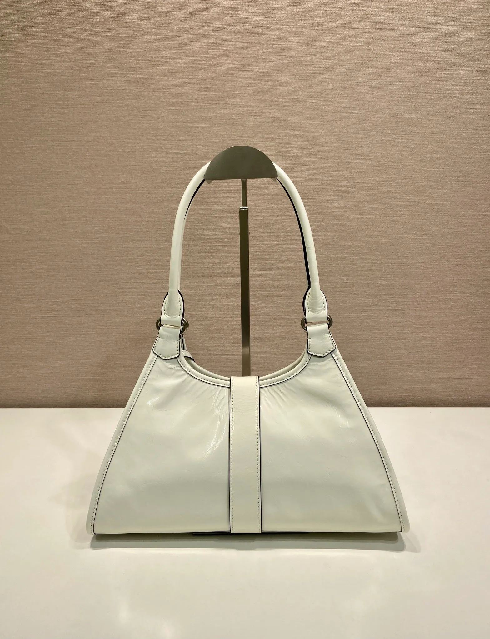 💰1700🎉New product🎉1BG563 spring and summer new model🎉🎉 This catwalk style is made of imported wax leather, top-grade hardware, the front panel is equipped with a buckle lock opening and closing, the capacity is large, it can be carried by hand or on the shoulder, and the upper body effect is very stylish. If you like babies, hurry up and get it🎉🎉 Length 30.5x Height 17.5x Bottom 9cm🎉🎉🎉💰💰💰