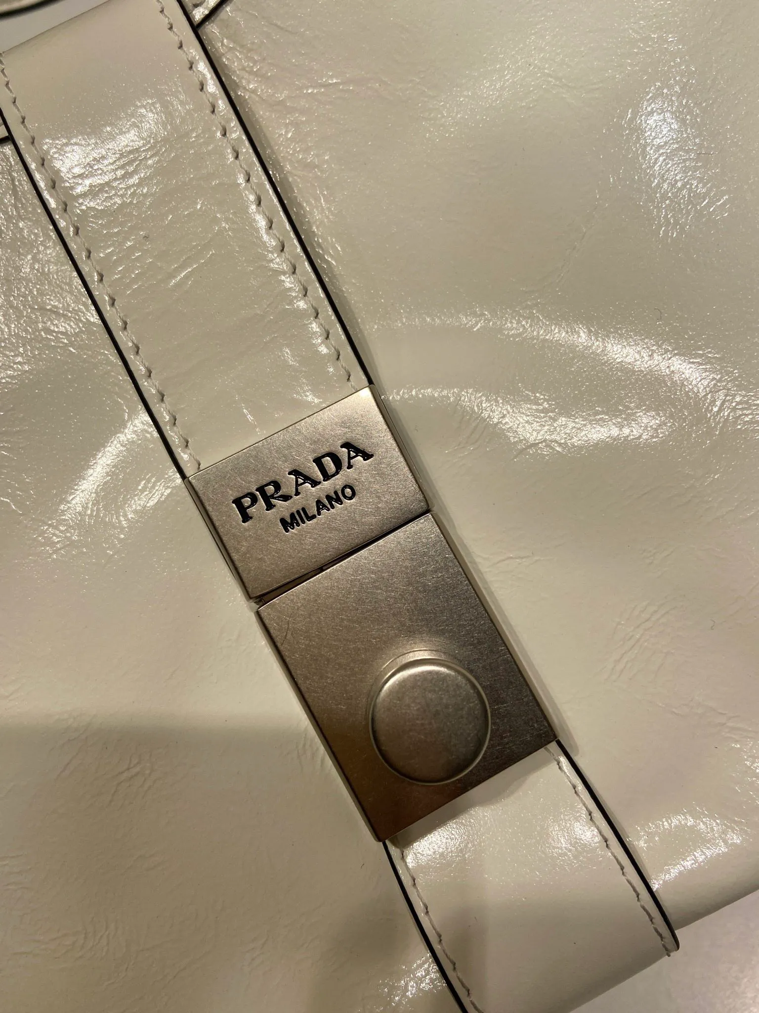 💰1700🎉New product🎉1BG563 spring and summer new model🎉🎉 This catwalk style is made of imported wax leather, top-grade hardware, the front panel is equipped with a buckle lock opening and closing, the capacity is large, it can be carried by hand or on the shoulder, and the upper body effect is very stylish. If you like babies, hurry up and get it🎉🎉 Length 30.5x Height 17.5x Bottom 9cm🎉🎉🎉💰💰💰