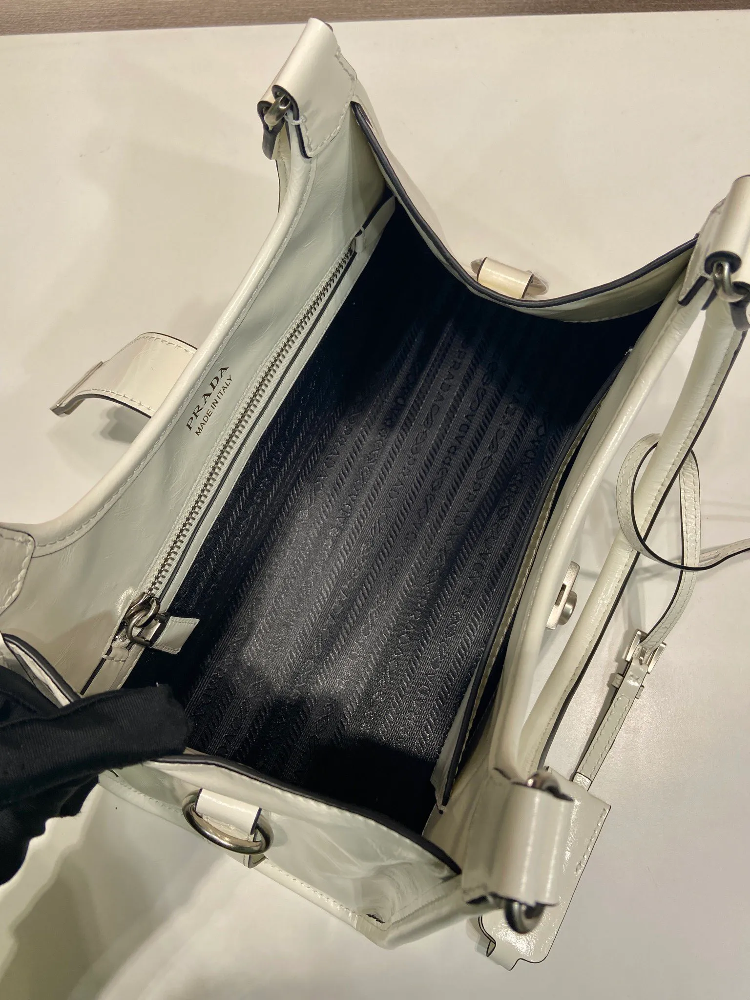 💰1700🎉New product🎉1BG563 spring and summer new model🎉🎉 This catwalk style is made of imported wax leather, top-grade hardware, the front panel is equipped with a buckle lock opening and closing, the capacity is large, it can be carried by hand or on the shoulder, and the upper body effect is very stylish. If you like babies, hurry up and get it🎉🎉 Length 30.5x Height 17.5x Bottom 9cm🎉🎉🎉💰💰💰